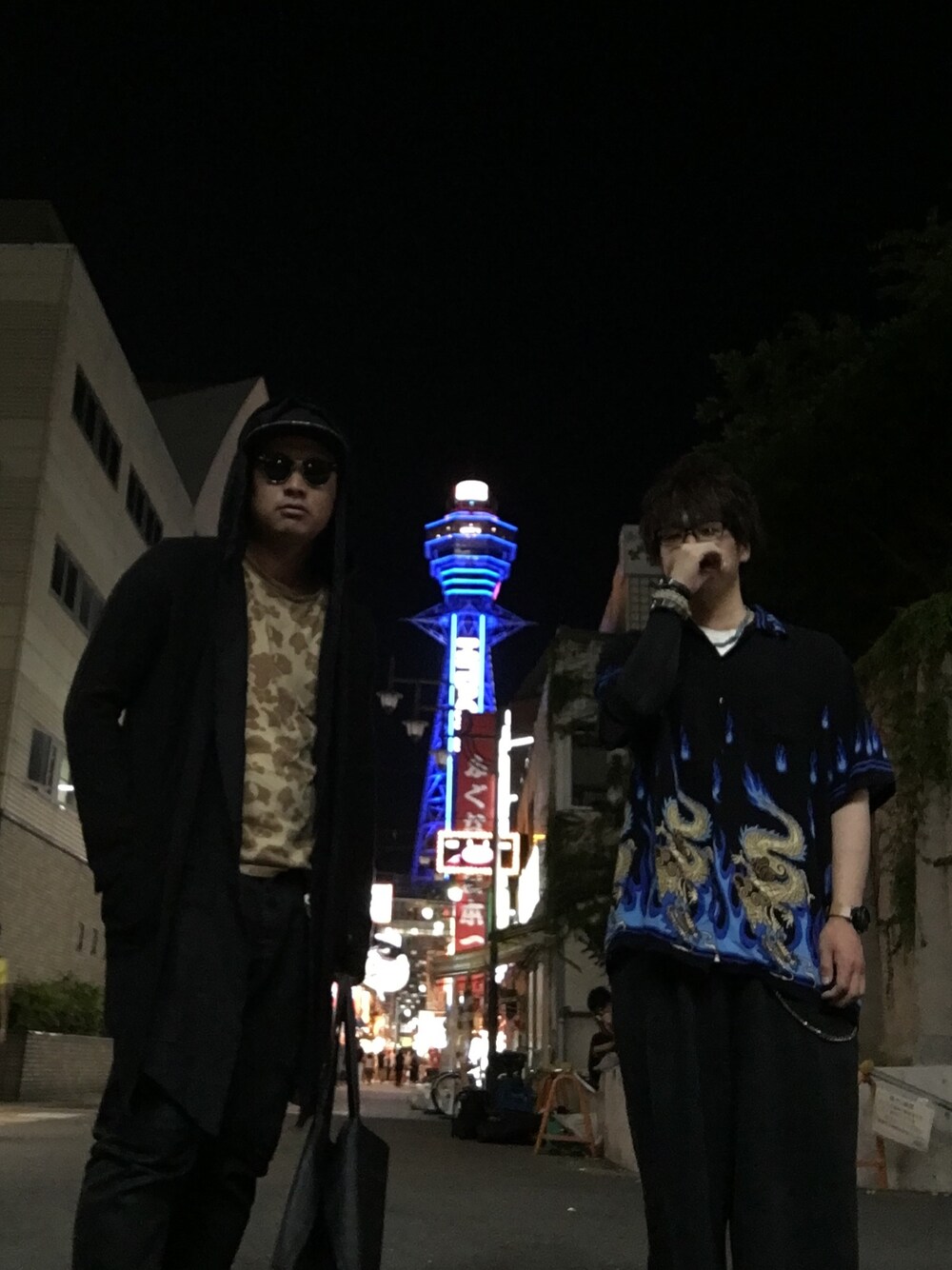 「初コラボ、通天閣、新世界」｜「AZUL by moussyのペイズリープリントツイルCAP（キャップ、ブラック系）」を使った、ＤＴさん（メンズ・177cm）の夏コーディネートの1枚目の写真
