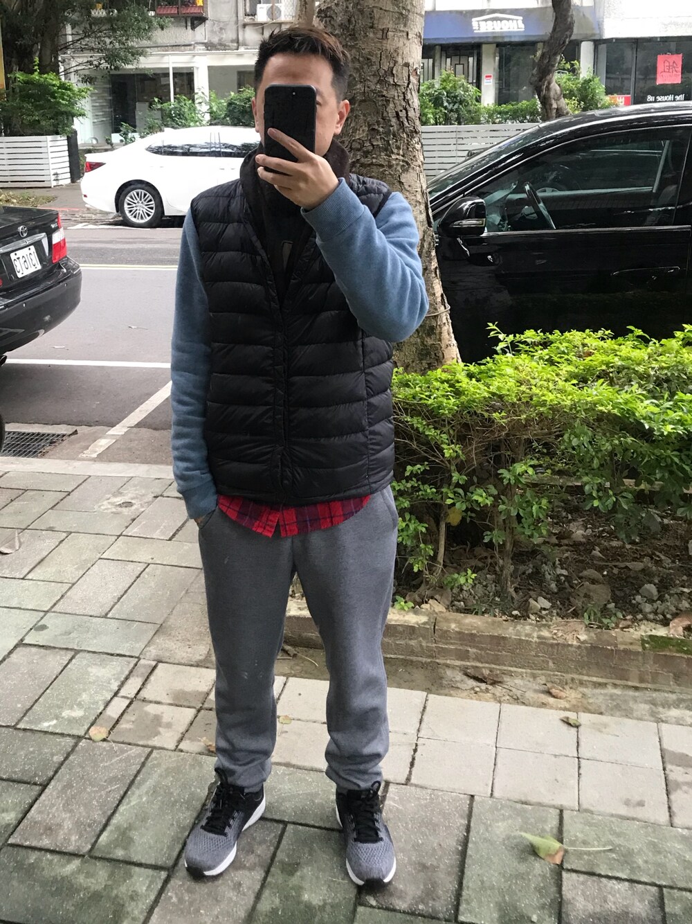 「UNIQLOのアイテム（ダウンベスト、ブラック系）」を使った、HenryLinさん（メンズ・174cm）の冬コーディネートの1枚目の写真