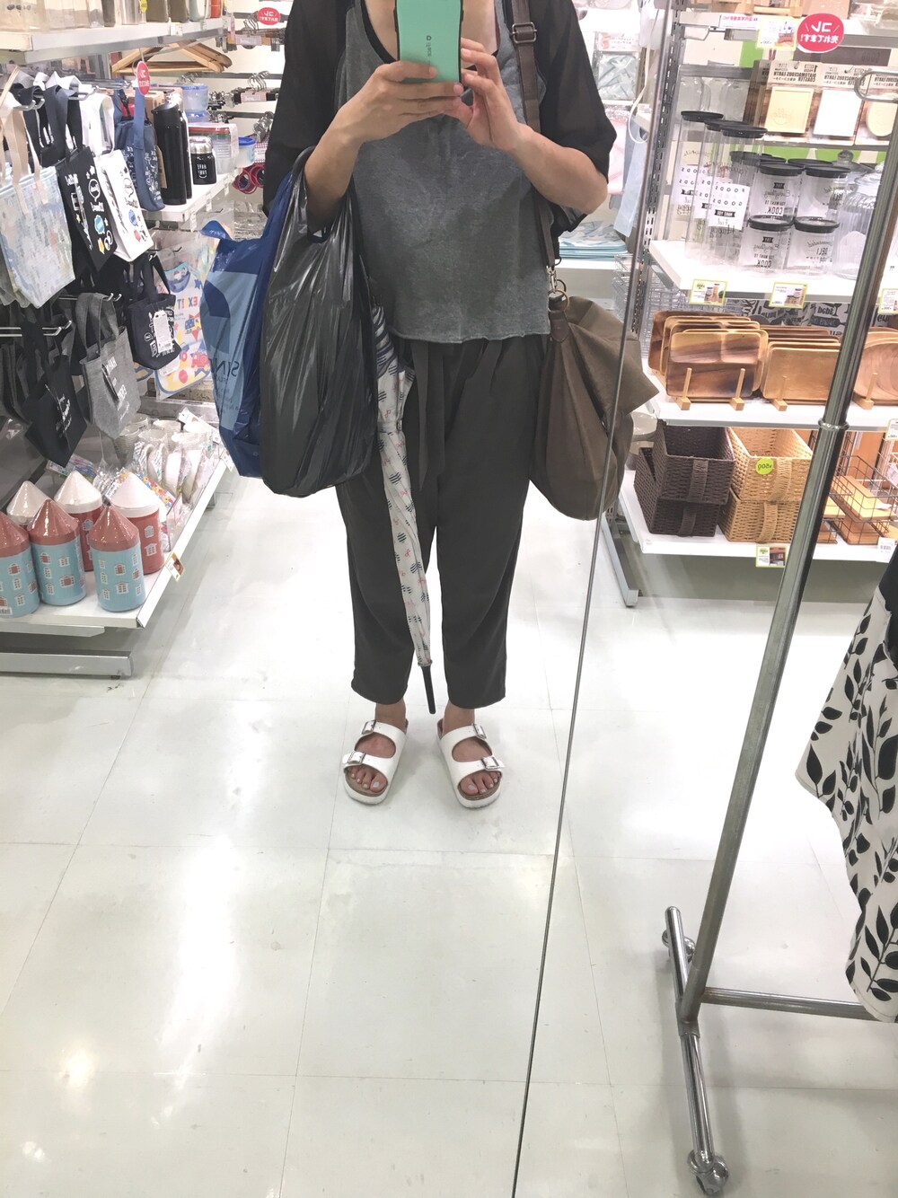「ダサい、休日コーデ、ぶらぶら、蕁麻疹コーデ、お買い物、暑い」｜「GUのアイテム（その他パンツ、グレー系）」を使った、雪さん（レディース・164cm）の夏コーディネートの1枚目の写真