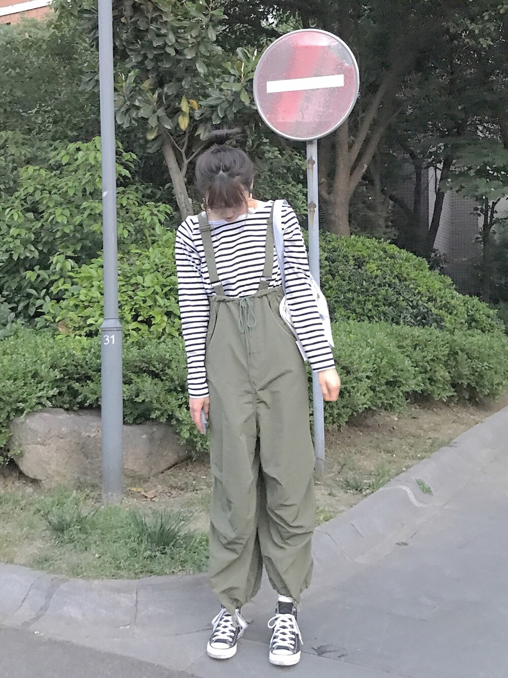 「ootd、日系休闲、工装」｜「LOWRYS FARMのアイテム（Tシャツ/カットソー、ホワイト系）」を使った、爱吃榛子酱的水怪さん（レディース・175cm）の春コーディネートの1枚目の写真