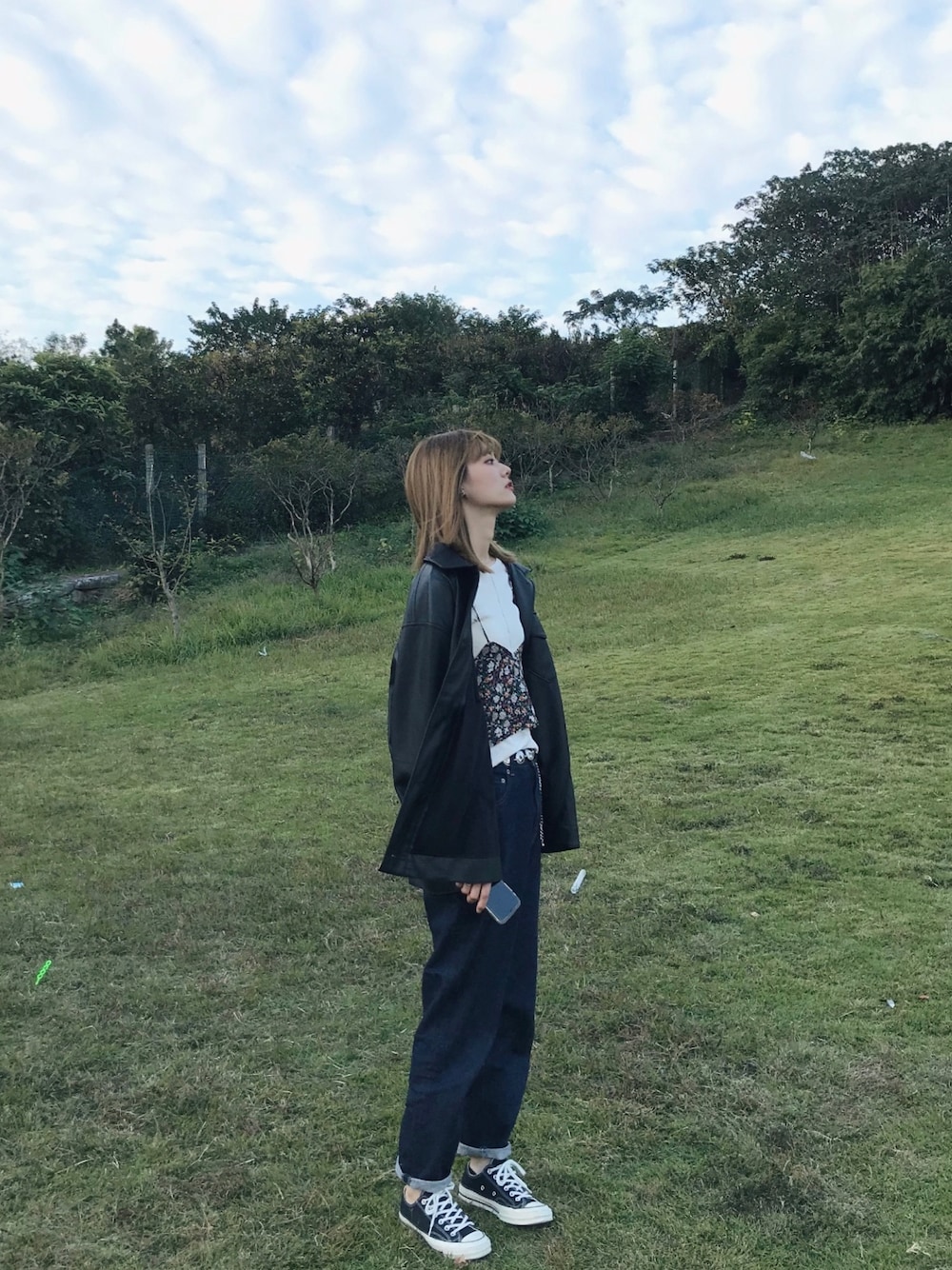 「秋のコーデ、Kastane、kastane_ootd、JEANASiS、converse、カジュアル、カジュアルコーデ、パンツスタイル、秋コーデ」｜「Kastaneのフェイクレザーオーバージャケット（カバーオール、ブラック系）」を使った、爱吃榛子酱的水怪さん（レディース・175cm）の秋コーディネートの1枚目の写真