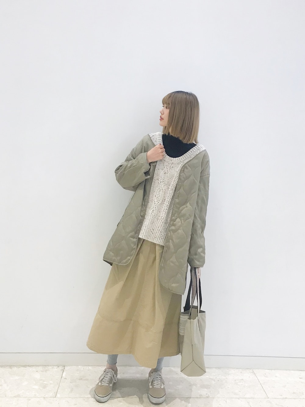 「ootd、冬コーデ、kastane_ootd、カジュアル、カジュアルコーデ、シンプル、シンプルコーデ、休闲、VANS」｜「Kastaneのサテンライナー付きパイピングガウンコート / キルティングコート/ノーカラーコート（ノーカラーコート、グリーン系）」を使った、爱吃榛子酱的水怪さん（レディース・175cm）の冬コーディネートの1枚目の写真