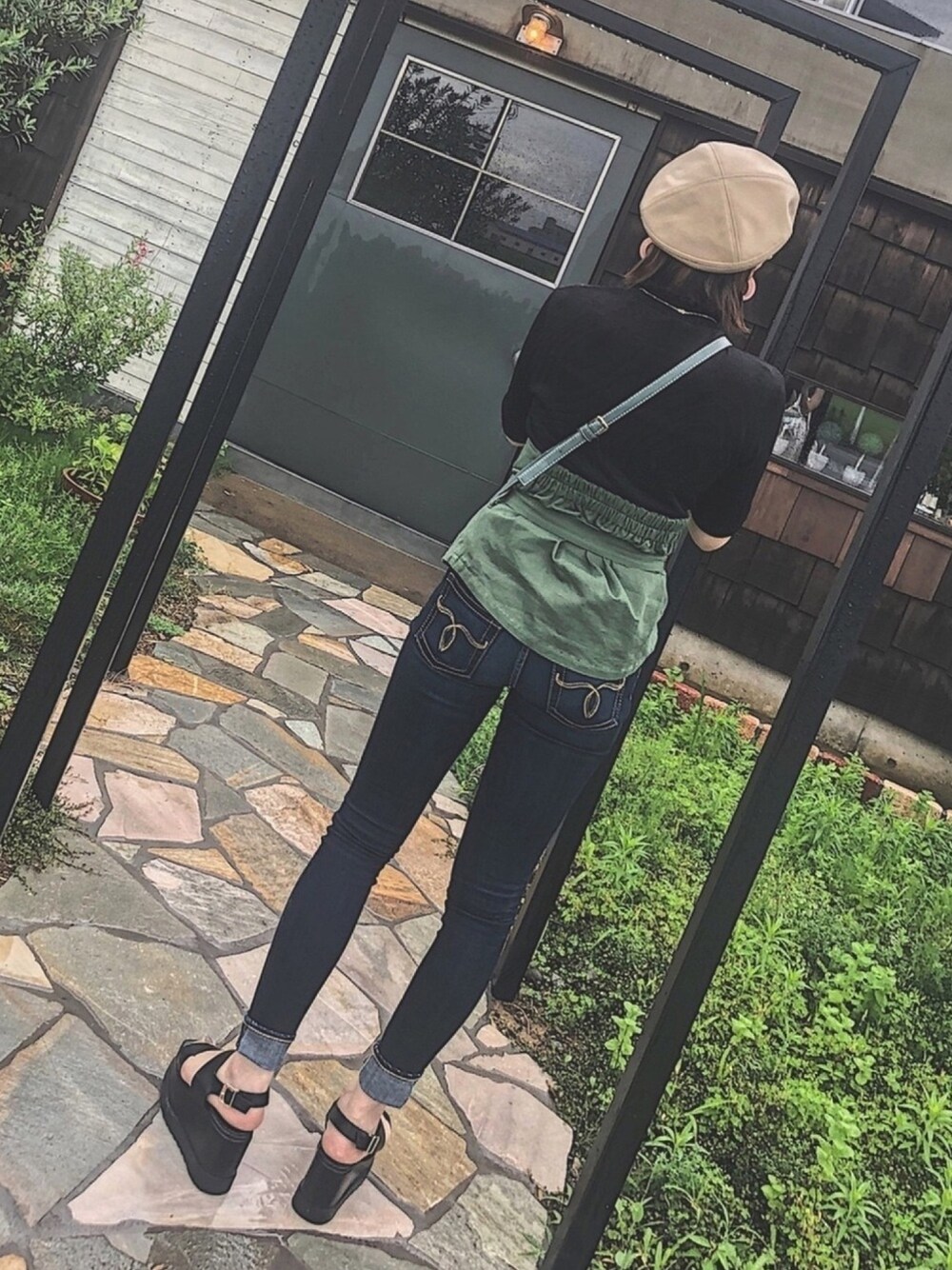 「デニムパンツ、スキニーデニム、moussy、コルセット、コルセットベルト、ベレー帽、プチプラ、プチプラコーデ、厚底サンダル」｜「GUのアイテム（リング、ピンク系）」を使った、YUIさん（レディース・160cm）の春コーディネートの1枚目の写真