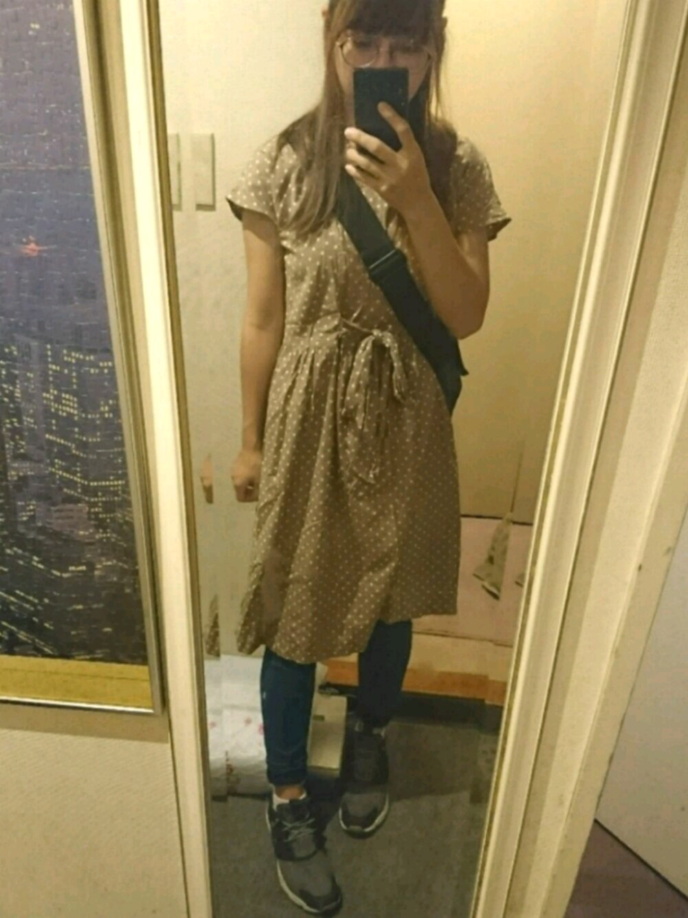 ベージュ系のワンピース、ブルー系のメッセンジャーバッグを着用したレディースの秋コーディネートの1枚目の写真