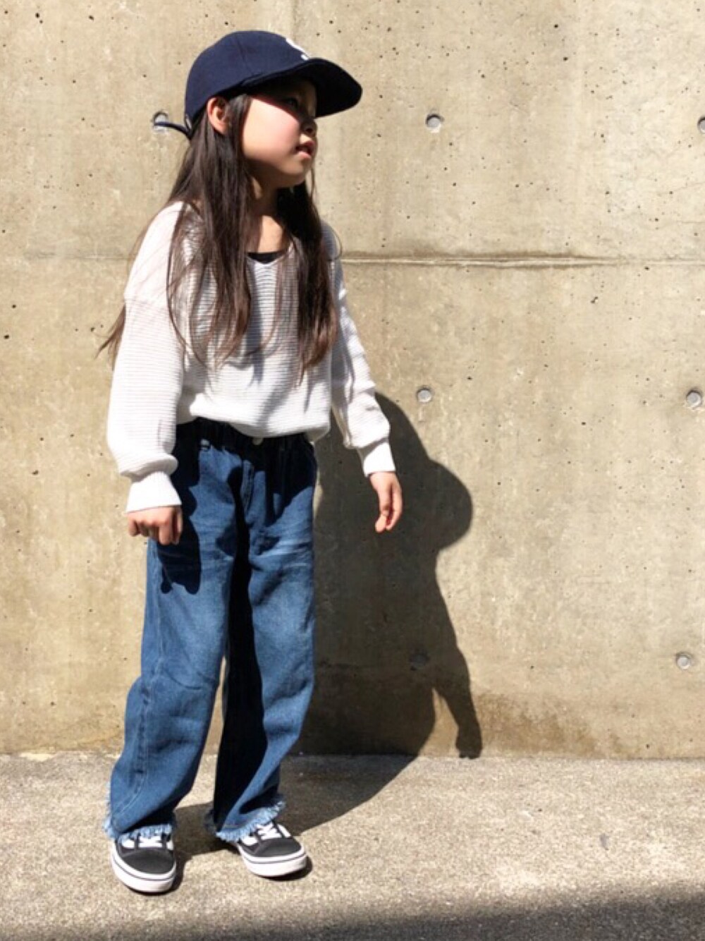 「キッズファッション、カジュアルコーデ、女の子コーデ、チャオパニックティピー(CIAOPANIC TYPY)、春コーデ、春ニット、バンズ、オールドスクール、シンプル、デニムコーデ」｜「VANSのキッズ VANS ヴァンズ OLD SKOOL オールドスクール V36CJ SP15 BLACK（スニーカー、ブラック系）」を使った、SORAさん（キッズ・110cm）の春コーディネートの1枚目の写真