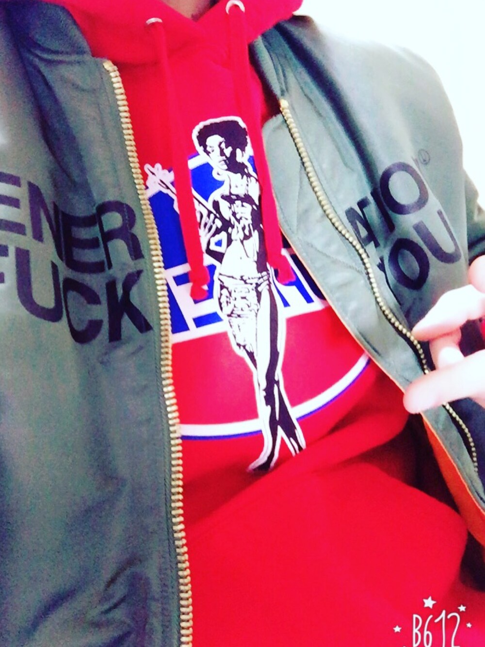 「supreme、Hysteric Glamour、MA-1、パーカー、シンプルコーデ、ストリート、ダメージデニムパンツ、ロングベルト、ニット帽、クロムハーツ」｜「Supreme のアイテム（MA-1、グリーン系）」を使った、Tatsuya Katayamaさん（メンズ・170cm）の冬コーディネートの1枚目の写真
