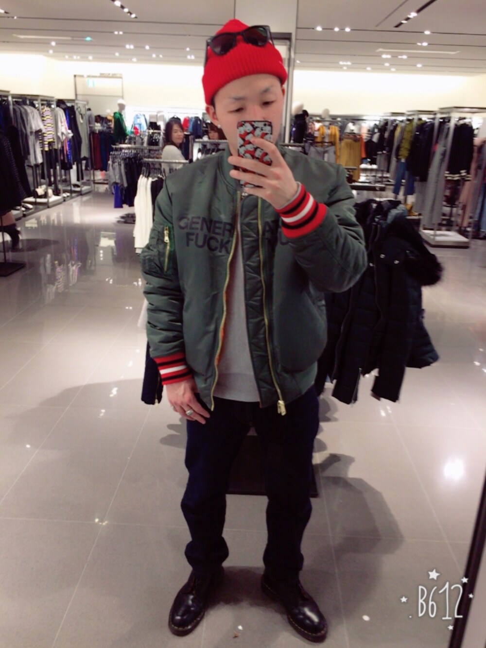 「supreme、ストリート、Dr.Martens、UNDER COVER、グレースウェット、スキニーデニム、MA-1、ニット帽、シンプル、クロムハーツ」｜「Dr. Martensのアイテム（ブーツ、ブラック系）」を使った、Tatsuya Katayamaさん（メンズ・170cm）の冬コーディネートの1枚目の写真