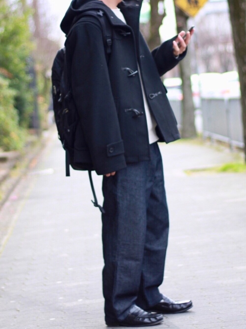 「冬アウター着回しチャレンジ、今日のコーデ、冬、おしゃれさんと繋がりたい、デニムパンツ、古着、シンプル、シンプルコーデ、GU、モノトーン」｜「GUのアイテム（ダッフルコート、ブラック系）」を使った、ぽんふーさん（メンズ・170cm）の冬コーディネートの1枚目の写真
