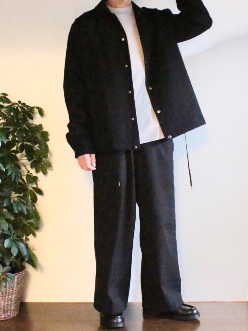 「おしゃれさんと繋がりたい、春コーデ、休日スタイル、シンプルコーデ、オトナカジュアル、きれいめカジュアル、大学生、fashion、モノトーン、シンプル」｜「URBAN RESEARCHのURBAN RESEARCH iD　WOOLLY COACH JACKET（ブルゾン、ブラック系）」を使った、ぽんふーさん（メンズ・170cm）の春コーディネートの1枚目の写真