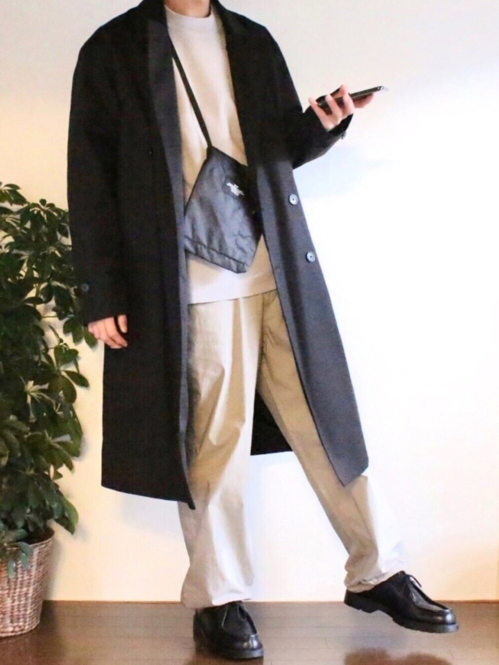 「おしゃれさんと繋がりたい、シンプルコーデ、ゆるコーデ、春コーデ、UNIQLO、モノトーン、革靴、コート、トレンチコート、サコッシュ」｜「無印良品のアイテム（ニット/セーター、グレー系）」を使った、ぽんふーさん（メンズ・170cm）の春コーディネートの1枚目の写真