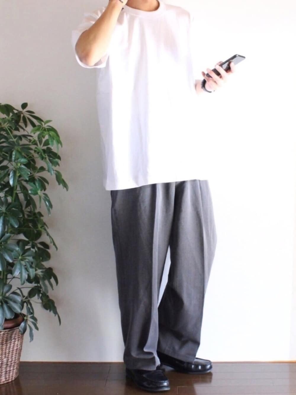 「今日のコーデ、はるコーデ、休日スタイル、シンプル、モノトーン、おしゃれさんと繋がりたい、モノトーンコーデ、GU、ラフ、ゆるコーデ」｜「GUのアイテム（Tシャツ/カットソー、ホワイト系）」を使った、ぽんふーさん（メンズ・170cm）の春コーディネートの1枚目の写真