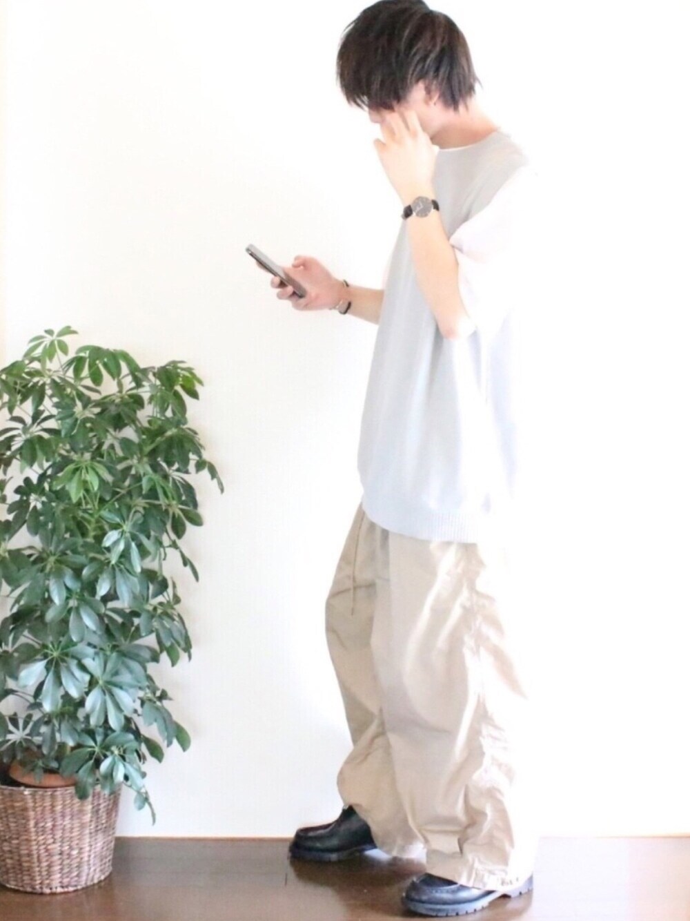 「春夏コーデ、ゆるコーデ、チノパン、ワイドパンツ、シンプルコーデ、大人カジュアル、オーバーサイズ、ニットベスト、プチプラコーデ、低身長」｜「remerのloose knit best / ルーズニットベスト（ベスト、グレー系）」を使った、ぽんふーさん（メンズ・170cm）の夏コーディネートの1枚目の写真