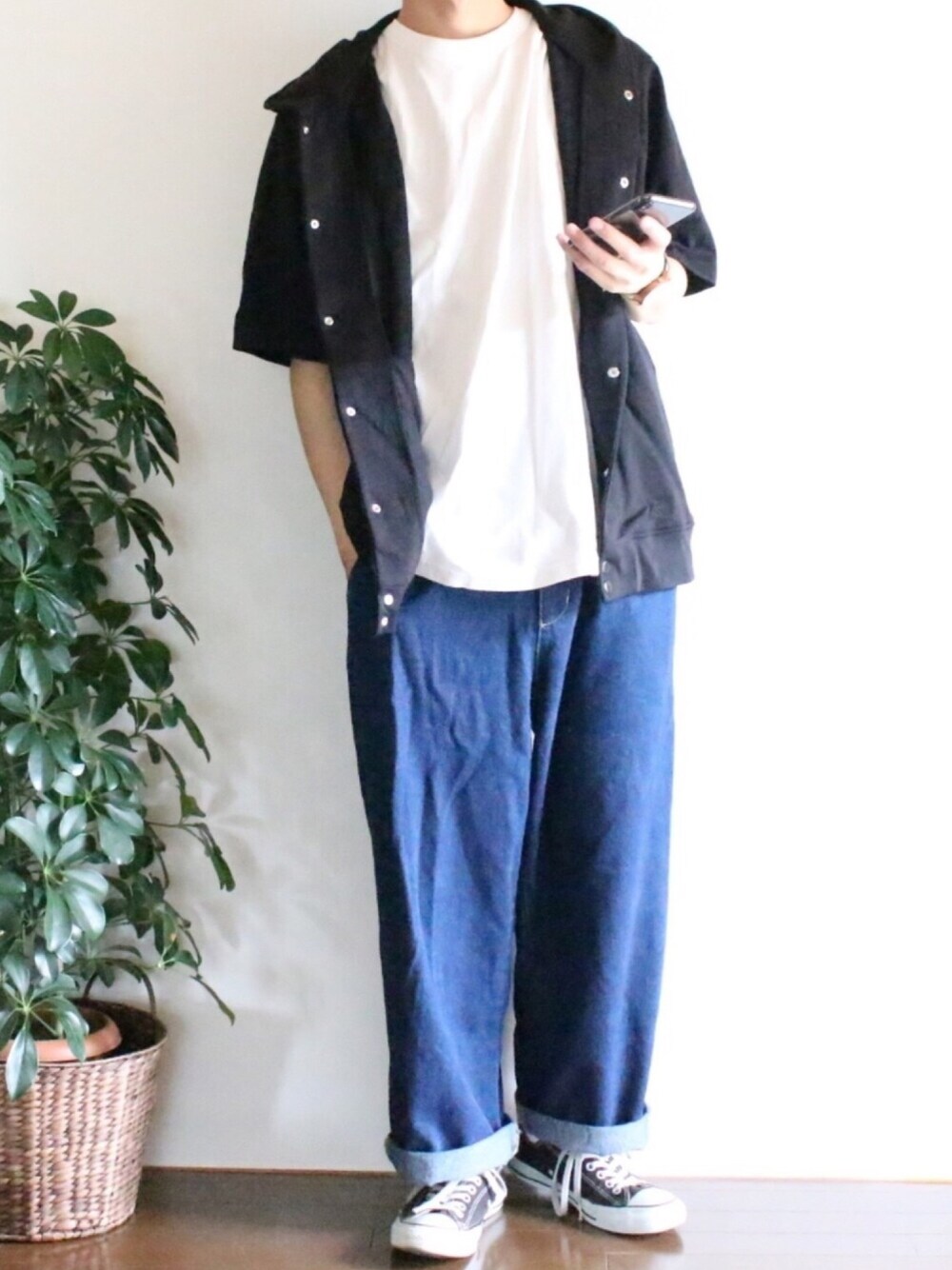 「シンプル、夏、ビッグシルエット、モノトーン、オーバーサイズ、パーカー、ワイドデニム、ワイドパンツ、デニムパンツ、コンバース」｜「GLOBAL WORKのライトウェイトスウェットカーデ/876117（パーカー、ブラック系）」を使った、ぽんふーさん（メンズ・170cm）の夏コーディネートの1枚目の写真