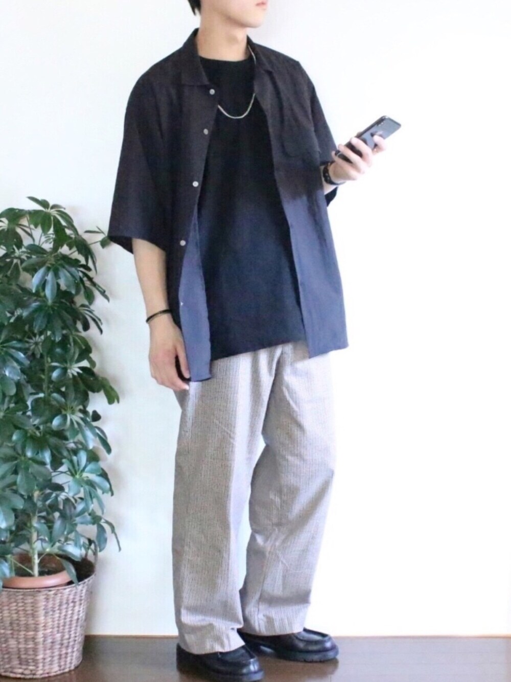 「シャツ好き集まれ、モノトーン、モノトーンコーデ、シンプル、シンプルコーデ、シャツスタイル、ビッグシルエット、オーバーサイズ、プチプラ、おうちファッション」｜「GLOBAL WORKのエアスルーシャツ/878111（シャツ/ブラウス、ブルー系）」を使った、ぽんふーさん（メンズ・170cm）の夏コーディネートの1枚目の写真