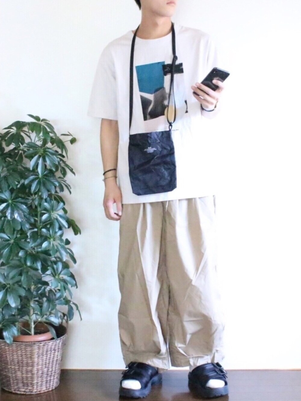 「シャツ好き集まれ、チノパン、ワントーンコーデ、ラフ、サンダル、夏だ！Tシャツ着よう！、ワイドパンツ、靴下 × サンダル、オーバーサイズ、ビッグシルエット」｜「GLOBAL WORKのWGGW/プリント-T02/885195（Tシャツ/カットソー、グレー系）」を使った、ぽんふーさん（メンズ・170cm）の夏コーディネートの1枚目の写真