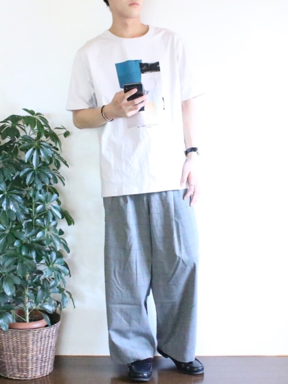 「夏、リラックススタイル、Tシャツ、ワイドパンツ、カジュアル、チェックパンツ、チェック、革靴、ローファー、モノトーン」｜「GLOBAL WORKのWGGW/プリント-T02/885195（Tシャツ/カットソー、グレー系）」を使った、ぽんふーさん（メンズ・170cm）の夏コーディネートの1枚目の写真