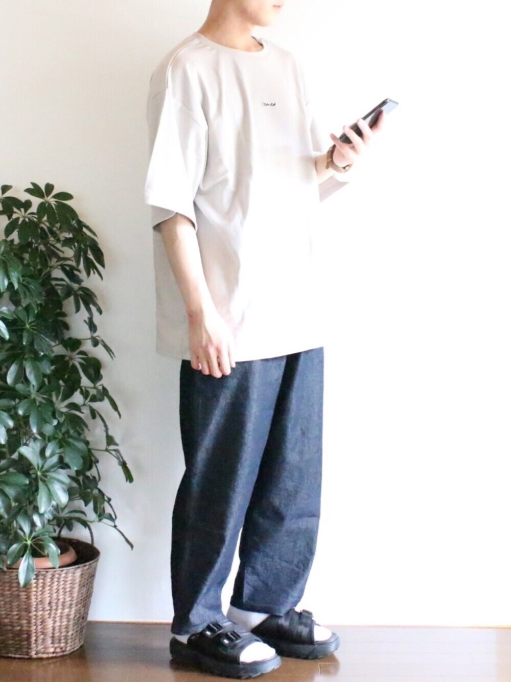 「シンプル、ビックシルエット、プチプラコーデ、春夏コーデ、夏コーデ、オーバーサイズ、デニム、ワイドデニム、シンプルコーデ、サンダル」｜「remerの"remer"loose logo TEE/ "remer"ルーズロゴT（Tシャツ/カットソー、グレー系）」を使った、ぽんふーさん（メンズ・170cm）の夏コーディネートの1枚目の写真