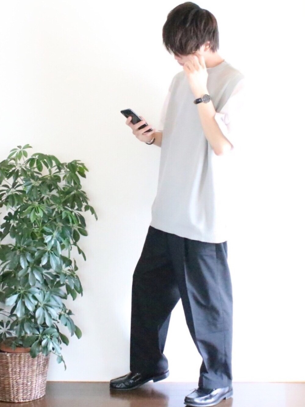 「シンプル、モノトーン、モノトーンコーデ、ニットベスト、シンプルコーデ、大学生、summer、夏、革靴、プチプラ」｜「remerのloose knit best / ルーズニットベスト（ベスト、グレー系）」を使った、ぽんふーさん（メンズ・170cm）の夏コーディネートの1枚目の写真