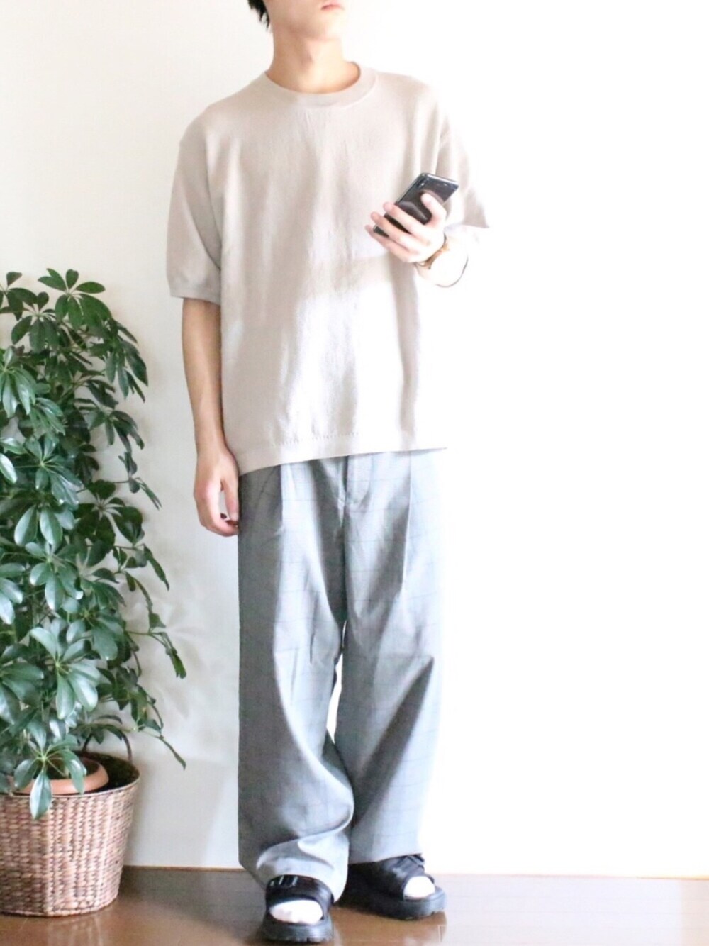 「おしゃれさんと繋がりたい、休日スタイル、夏コーデ、ビッグシルエット、シンプルコーデ、シンプル、シャツスタイル、プチプラ、モノトーンコーデ、大学生」｜「GLOBAL WORKの抗菌DRYニット半袖/865746（ニット/セーター、グレー系）」を使った、ぽんふーさん（メンズ・170cm）の夏コーディネートの1枚目の写真