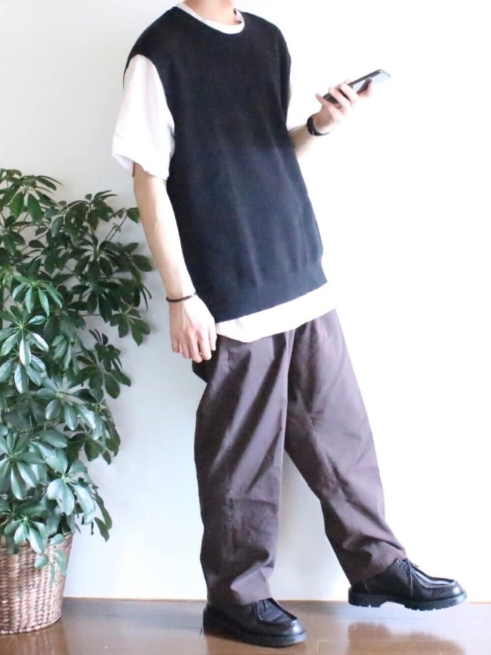 「夏コーデ、カジュアル、ワイドパンツ、ビッグシルエット、ニットベスト、おしゃれさんと繋がりたい、カジュアルコーデ、くすみカラー、オーバーサイズ、プチプラ」｜「UNIQLOのオーバーサイズクルーネックベスト（ニット/セーター、ブラック系）」を使った、ぽんふーさん（メンズ・170cm）の夏コーディネートの1枚目の写真
