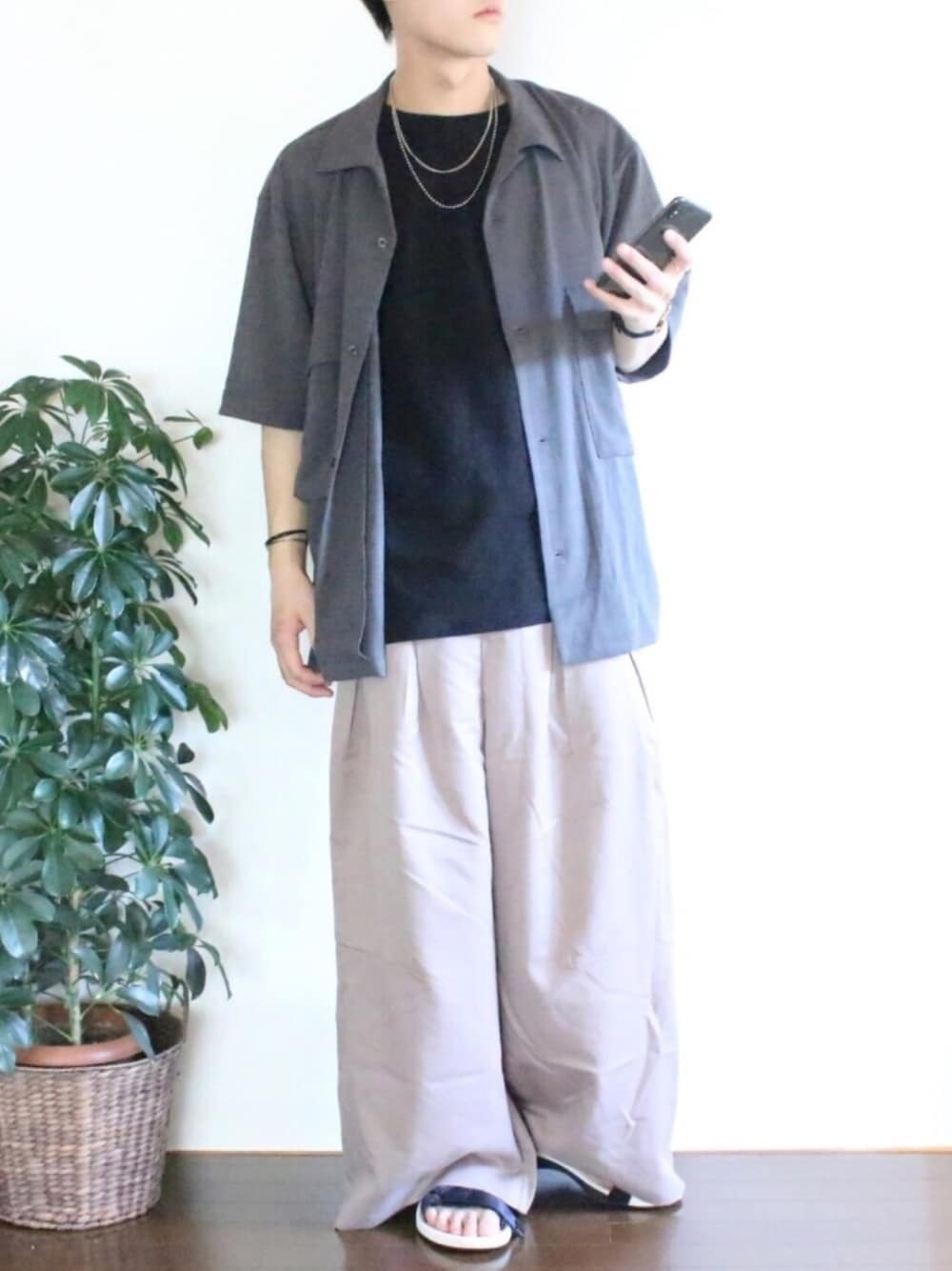 「オーバーサイズ、プチプラ、夏、ビッグシルエット、ゆるコーデ、モノトーン、秋コーデ、プチプラコーデ、ootd、サンダル」｜「WHO'S WHO galleryのポケット開襟ビッグシャツ  /セットアップ/オープンカラー/ルーズシルエット（シャツ/ブラウス、グレー系）」を使った、ぽんふーさん（メンズ・170cm）の夏コーディネートの1枚目の写真