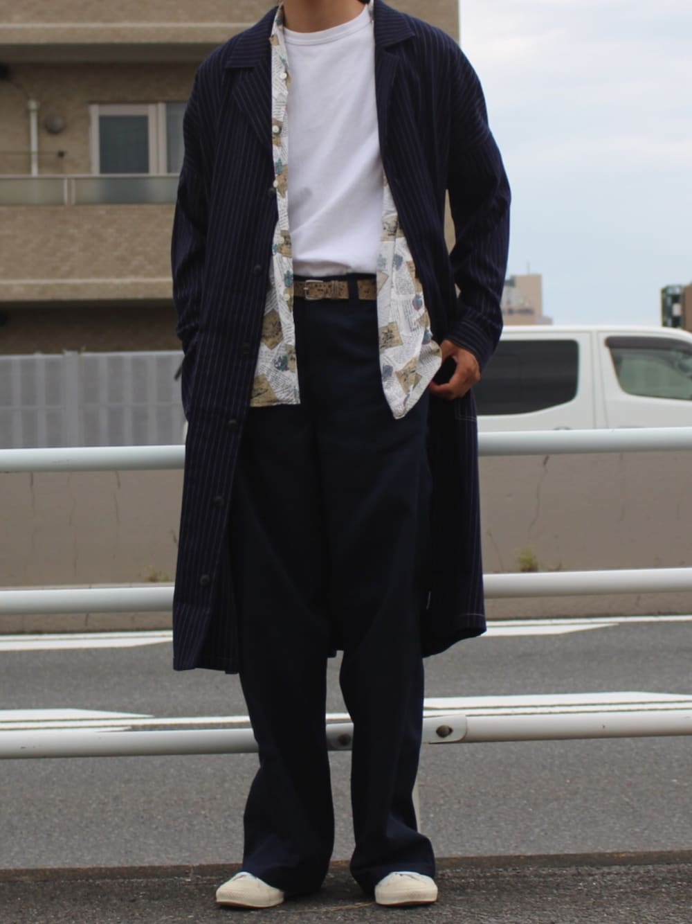 「大人カジュアル、カジュアルコーデ、キレイめ、白スニーカー、ロングコート、柄シャツ、シンプルコーデ、カジュアル、シンプル、タックイン」｜「ROOPTOKYOのBenDavis－ベンデイビス Gorilla Cut Work-Pant USA企画（チノパンツ、ブルー系）」を使った、yutakaさん（メンズ・173cm）の秋コーディネートの1枚目の写真