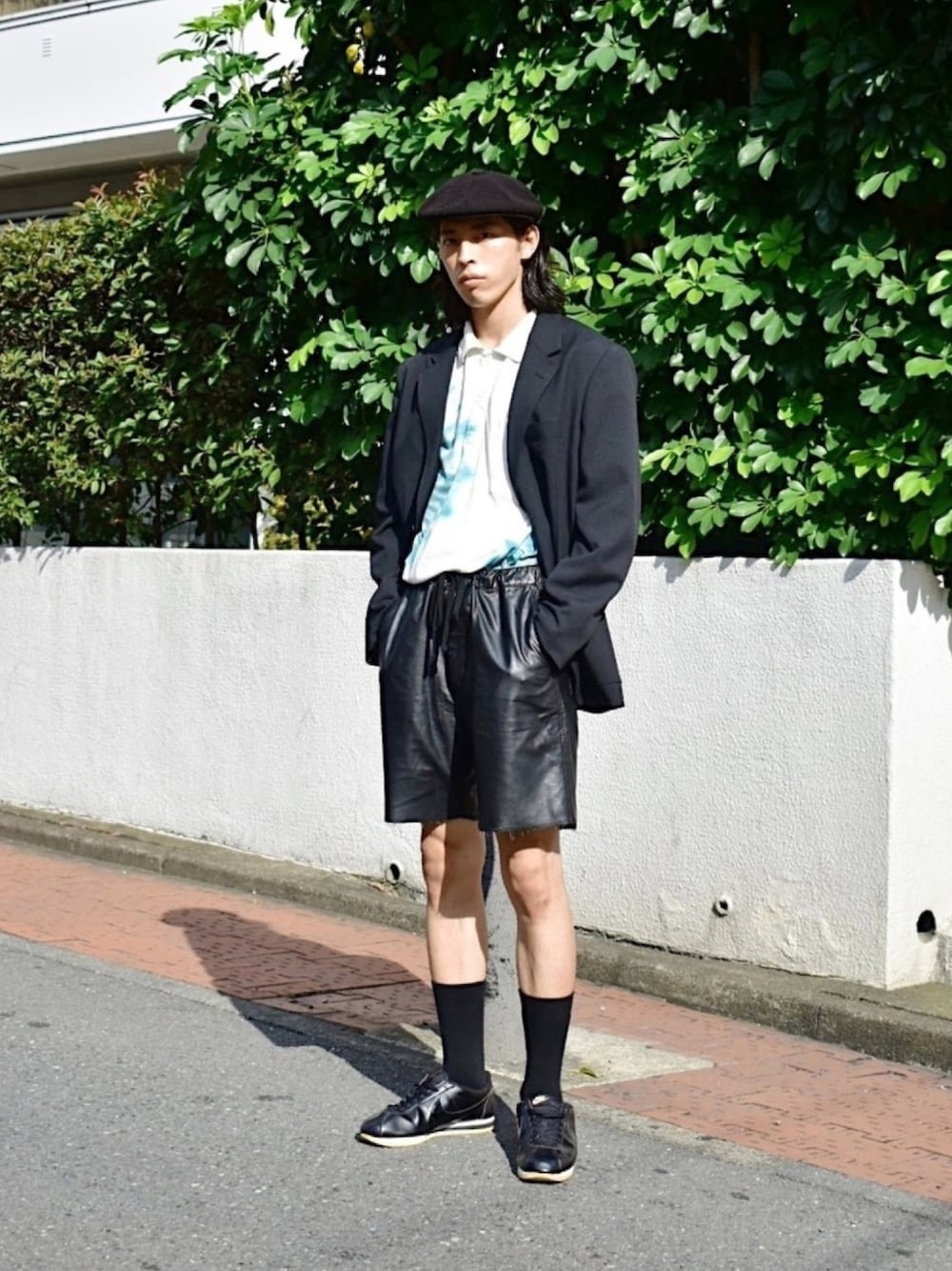 ホワイト系のポロシャツ、ブラック系のその他アウター、ホワイト系のその他を着用したメンズの夏コーディネートの1枚目の写真