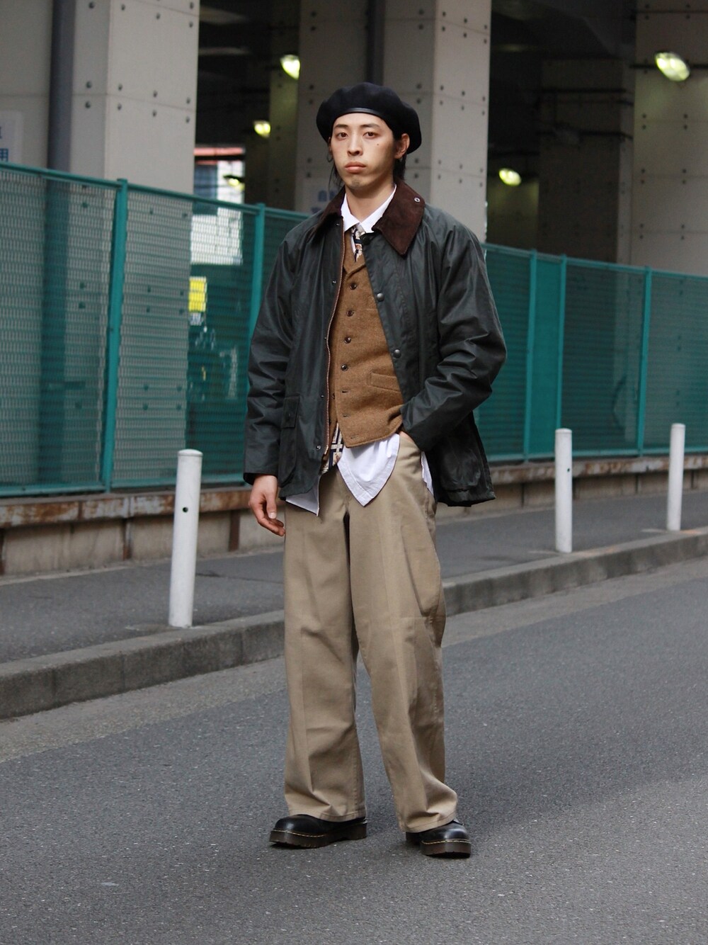 「バブアー、barbour、クラシカル、カジュアルコーデ、ベスト、冬コーデ、ネクタイ、チノパン、ベレー帽、大人カジュアル」｜「BarbourのBEDALE WAXED COTTON（ブルゾン、グリーン系）」を使った、yutakaさん（メンズ・173cm）の冬コーディネートの1枚目の写真