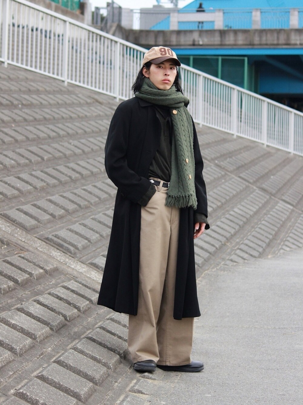 「スポックシューズ、チノパン、ワイドパンツ、アースカラー、ベージュパンツ、キャップ、ロングコート、マフラー、きれいめカジュアル、スポーツミックス」｜「Instagram 【ID : yutaka712】の【ID yutaka712】（その他、ホワイト系）」を使った、yutakaさん（メンズ・173cm）の冬コーディネートの1枚目の写真