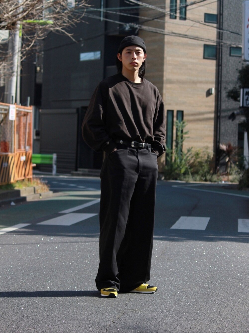 「NIKE、スウェット、ロゴスウェット、差し色、ワイドパンツ、ストリート、チノパン、ワークパンツ、タックイン、ブラックコーデ」｜「FRUIT OF THE LOOMの【FRUIT OF THE LOOM/フルーツオブザルーム】別注スーパービッグシルエットクルーネックトレーナー/オーバーサイズ/Web限定（スウェット、ブラック系）」を使った、yutakaさん（メンズ・173cm）の冬コーディネートの1枚目の写真