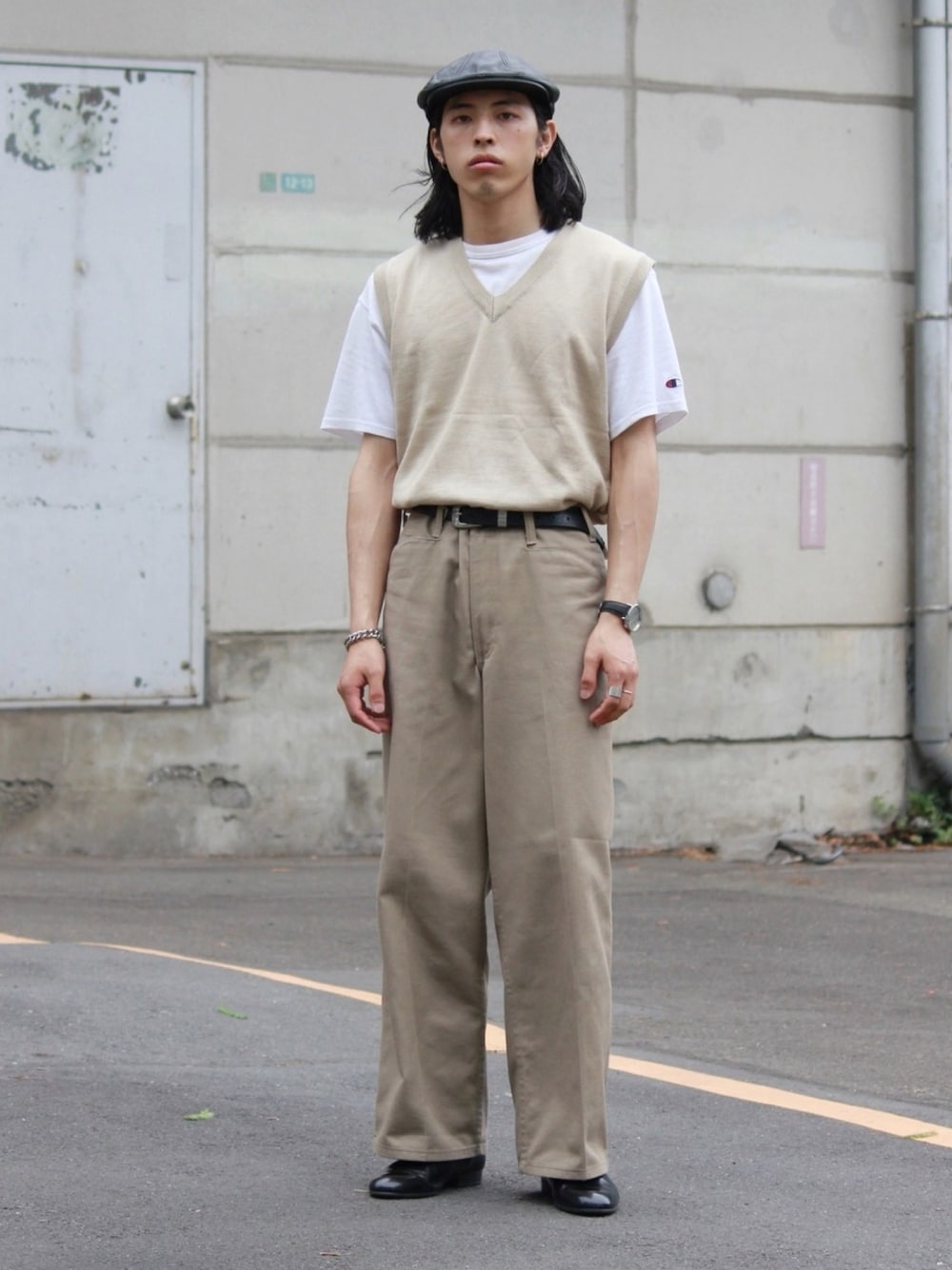 「これが私をアゲる服、チノパン、ベスト、HARUTA、革靴、ハンチング、タックイン、白Tシャツ、ワイドパンツ、ベージュコーデ」｜「ROOPTOKYOのBenDavis－ベンデイビス Gorilla Cut Work-Pant USA企画（チノパンツ、ブラック系）」を使った、yutakaさん（メンズ・173cm）の春コーディネートの1枚目の写真