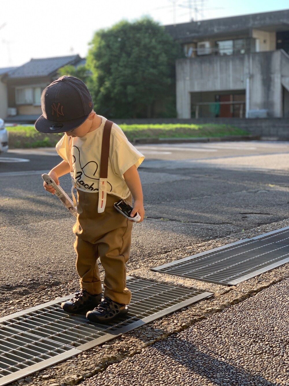 「男の子、2歳くん、キッズコーデ、サロペット、DENACHOS、サンダル、FUJIROCKEEN、keen」｜「DE NACHOSのアイテム（サロペット/オーバーオール、ブラウン系）」を使った、kote𓃬ichi𓃘さん（キッズ・74cm）の夏コーディネートの1枚目の写真