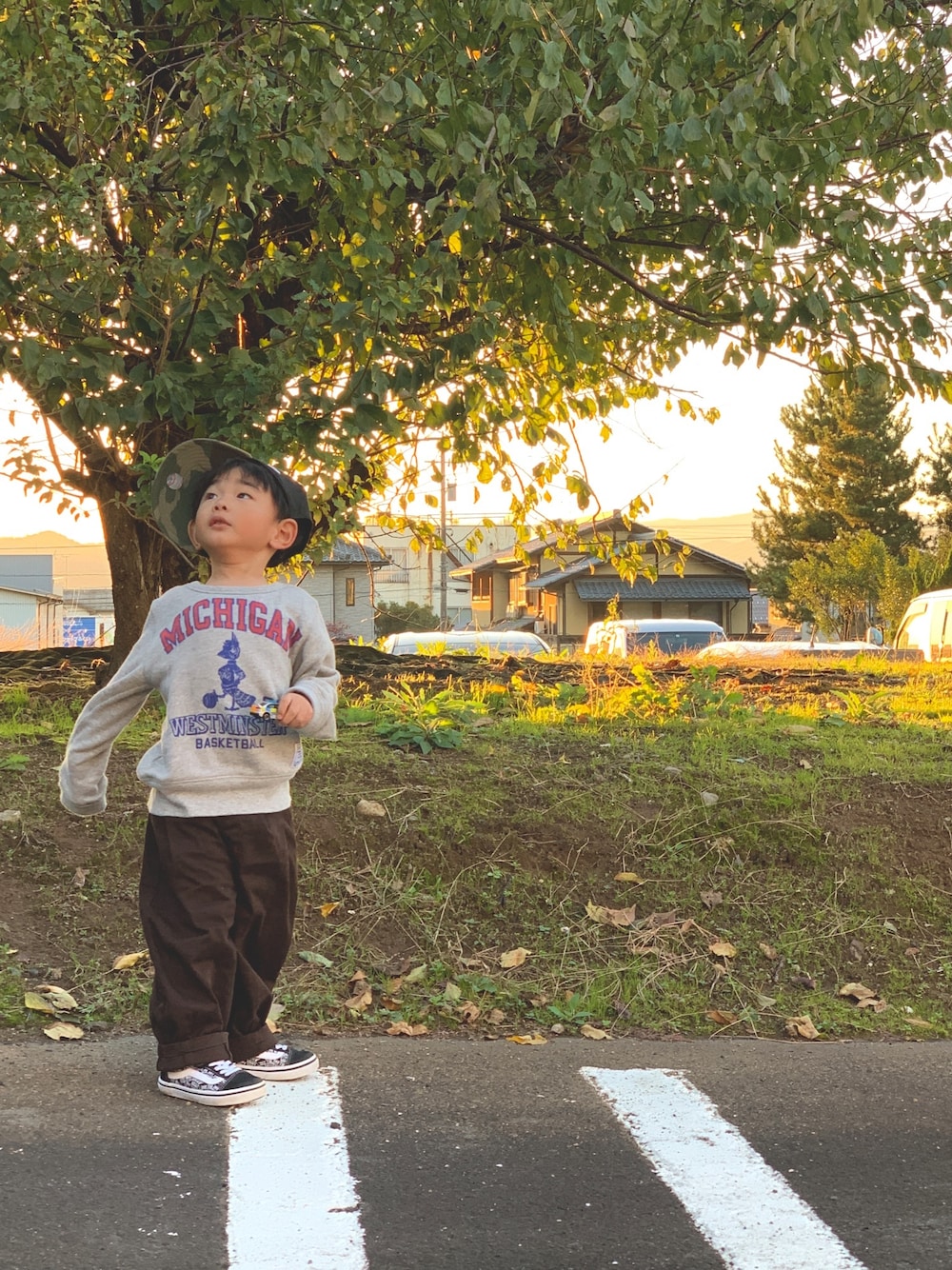 「やっぱりストリートが好き、男の子、3歳くん、キッズコーデ、キャップ後ろかぶり、オーバーサイズ、ワイドパンツ、VANS」｜「devirockのヒザデルパンツ（その他パンツ、ブラウン系）」を使った、kote𓃬ichi𓃘さん（キッズ・90cm）の秋コーディネートの1枚目の写真