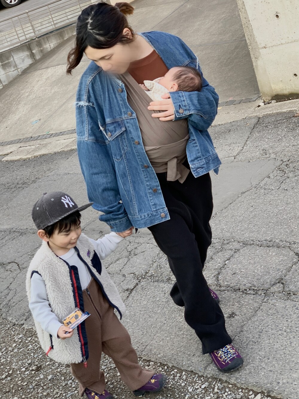 「男の子、3歳くん、キッズコーデ、FleeceOverall、keen、patagonia、おやこーで。」｜「BIG FIELDのアーミーオーバーオール（90～120cm）（サロペット/オーバーオール、ブラウン系）」を使った、kote𓃬ichi𓃘さん（キッズ・90cm）の春コーディネートの1枚目の写真