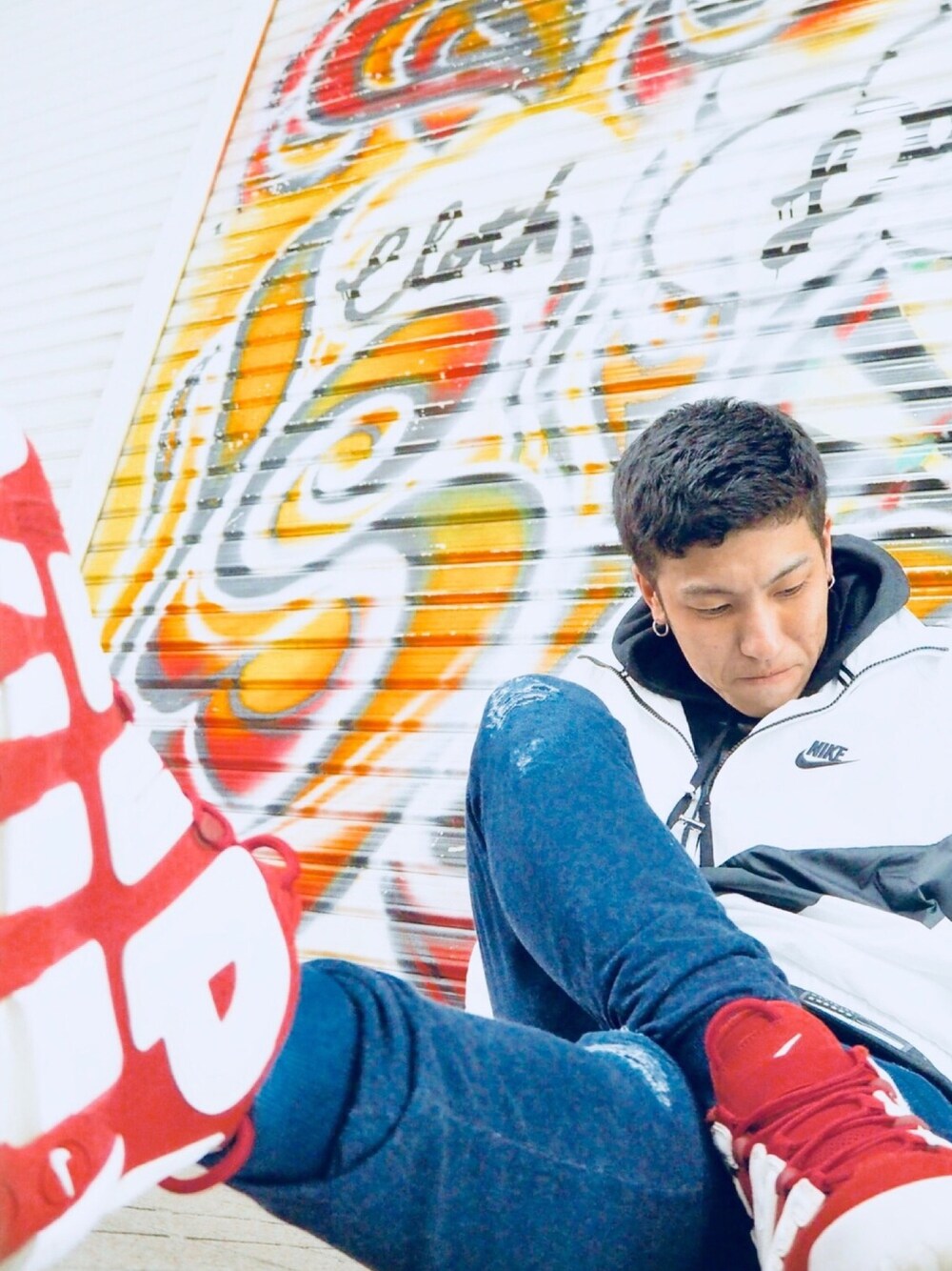 「スニーカー、OFF-WHITE、NIKE、supreme、ストリート」｜「NIKEのアイテム（スニーカー、レッド系）」を使った、ひろと(相互フォロー)さん（メンズ・166cm）の春コーディネートの1枚目の写真