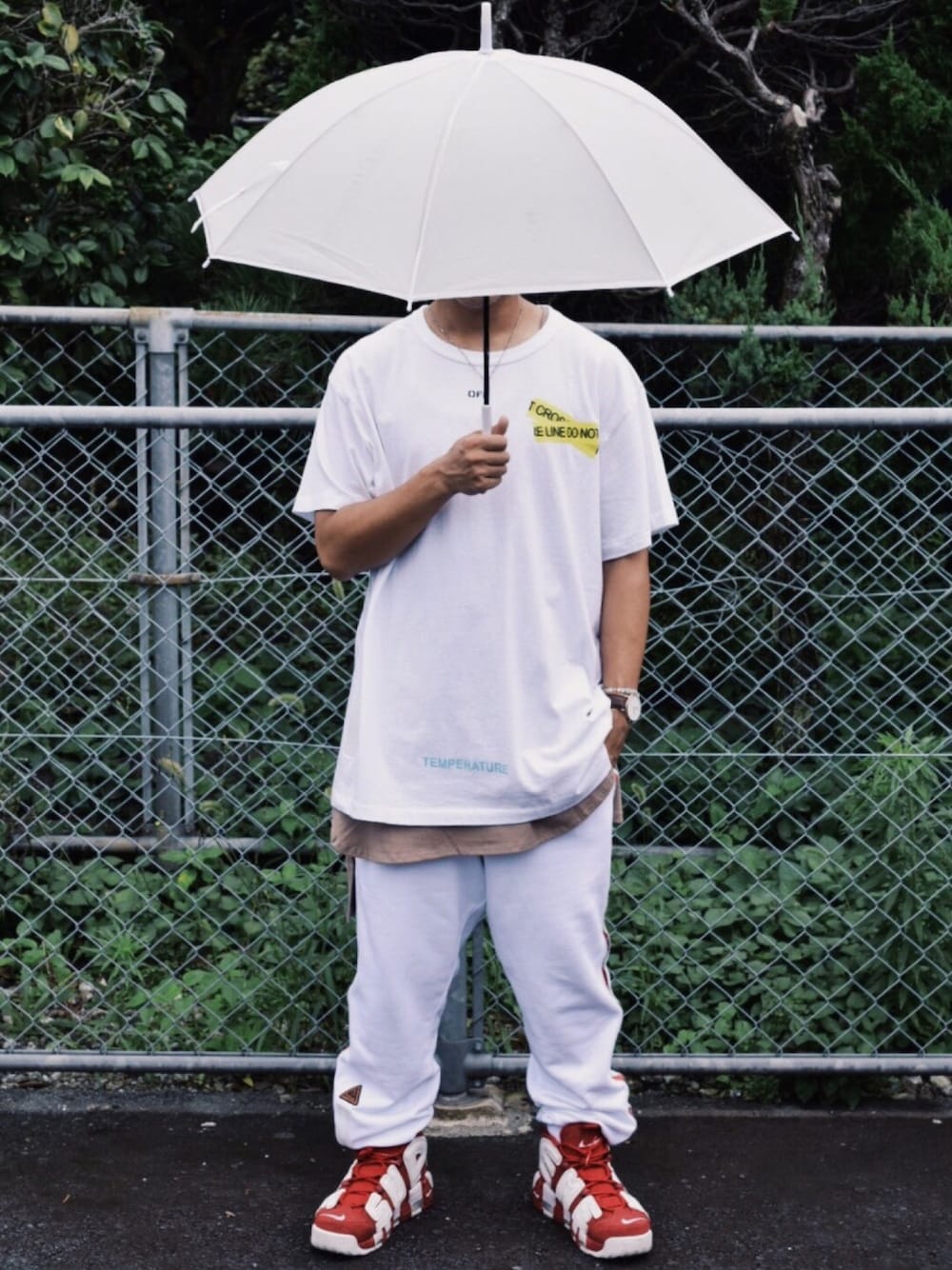 「夏コーデ、白シャツ、オフホワイト、OFF-WHITE、supreme、NIKE」｜「off whiteのOFF-WHITE 『FIRETAPE』Tシャツ（Tシャツ/カットソー、ホワイト系）」を使った、ひろと(相互フォロー)さん（メンズ・166cm）の夏コーディネートの1枚目の写真