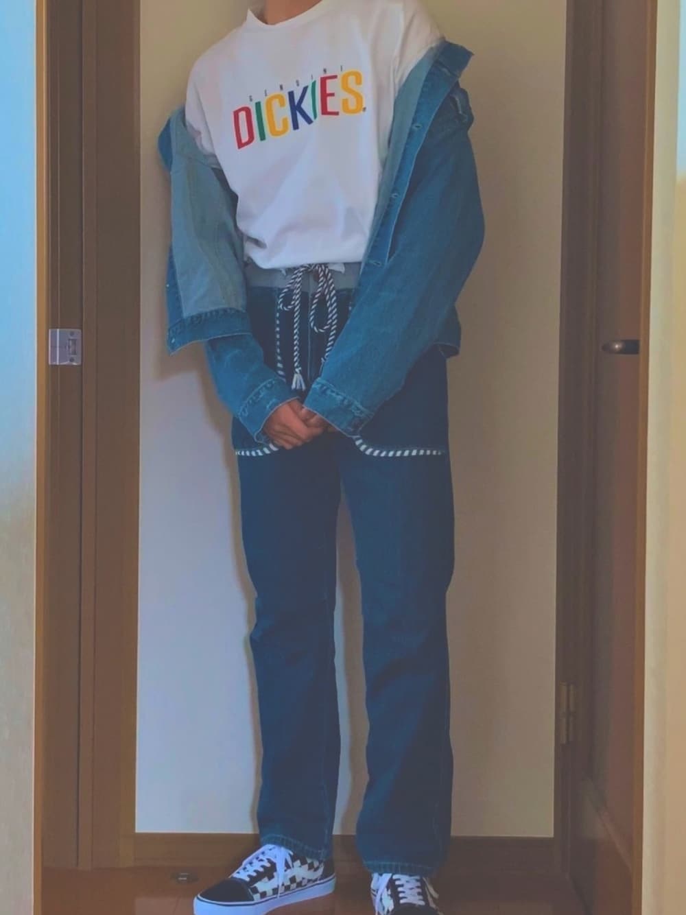 ホワイト系のTシャツ/カットソー、ブルー系のデニムジャケット、ブラック系のスニーカーを着用したメンズの春コーディネートの1枚目の写真