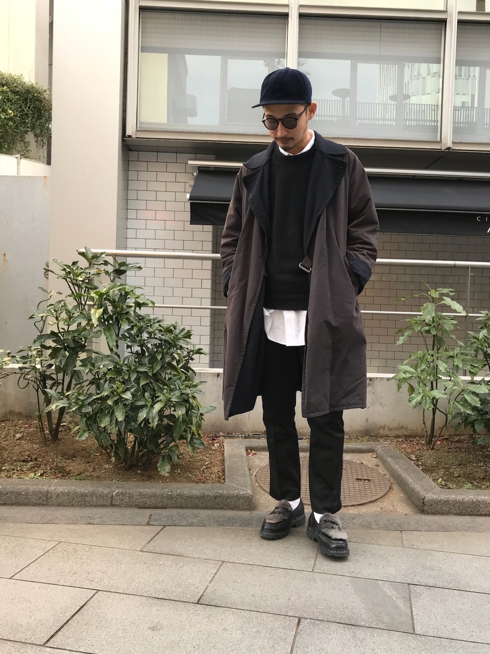 「モノトーンコーデ、レイヤードスタイル、シャツスタイル、COMOLI、コモリ、AURALEE、オーラリー、Paraboot、パラブーツ、シンプルコーデ」｜「COMOLIのアイテム（トレンチコート、ブルー系）」を使った、mottimaさん（メンズ・174cm）の冬コーディネートの1枚目の写真