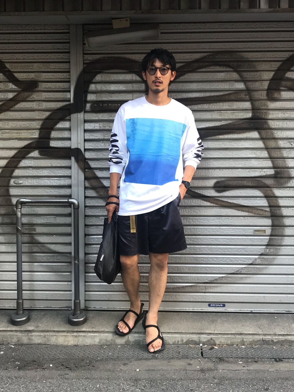 「シンプルコーデ、夏、大人カジュアル、ビックシルエット、サンダル、ゆるコーデ、ショーツ、ciaopanic、ciaopanicTYPY、stussy」｜「BOW WOWの【BOWWOW/バウワウ】別注FOREVER MINDロングスリーブＴ（Tシャツ/カットソー、ホワイト系）」を使った、mottimaさん（メンズ・174cm）の夏コーディネートの1枚目の写真