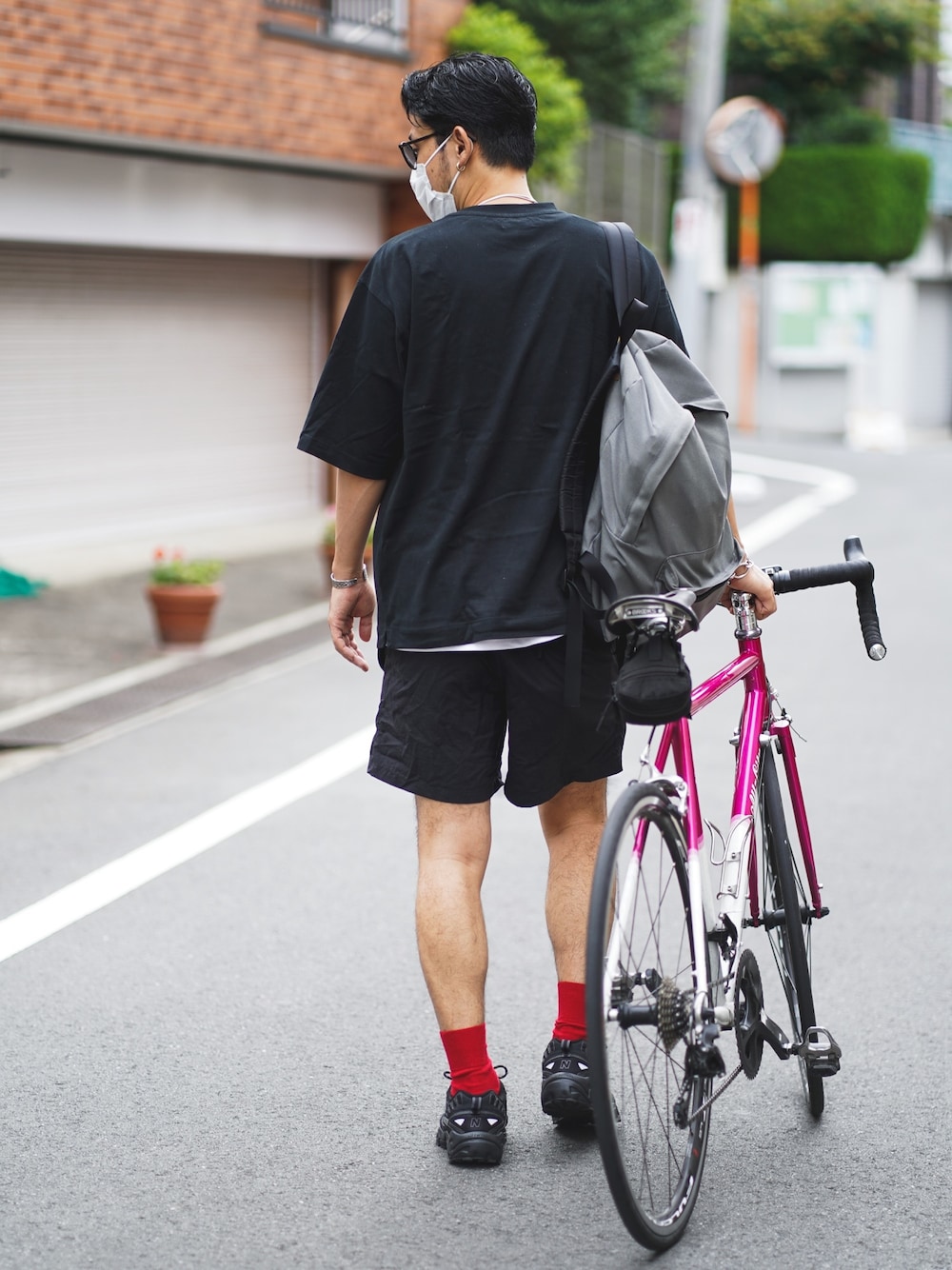 「夏コーデ、ブラックコーデ、モノトーンコーデ、自転車スタイル、NEWBALANCE、THE NORTH FACE、ciaopanicTYPY、CIAOPANIC TYPY、ノースフェイス」｜「CIAOPANIC TYPYのオーガニックコットンビックシルエットTee（Tシャツ/カットソー、ブラック系）」を使った、mottimaさん（メンズ・174cm）の夏コーディネートの1枚目の写真