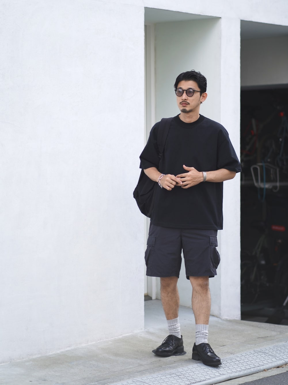 「AURALEE、カーゴパンツ、カーゴショーツ、Paraboot、靴下コーデ、ソックス、夏コーデ、komono」｜「COMME des GARCONSのアイテム（バックパック/リュック、ブラック系）」を使った、mottimaさん（メンズ・174cm）の夏コーディネートの1枚目の写真