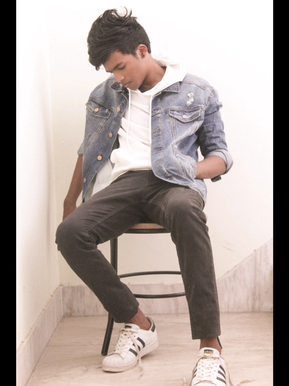 「summer、boy、streetstyle、kicks、adidas superstar、hoodie、INDIAN」｜「People by Peopleのアイテム（デニムジャケット、ブルー系）」を使った、Varun Rajさん（メンズ・175cm）の春コーディネートの1枚目の写真