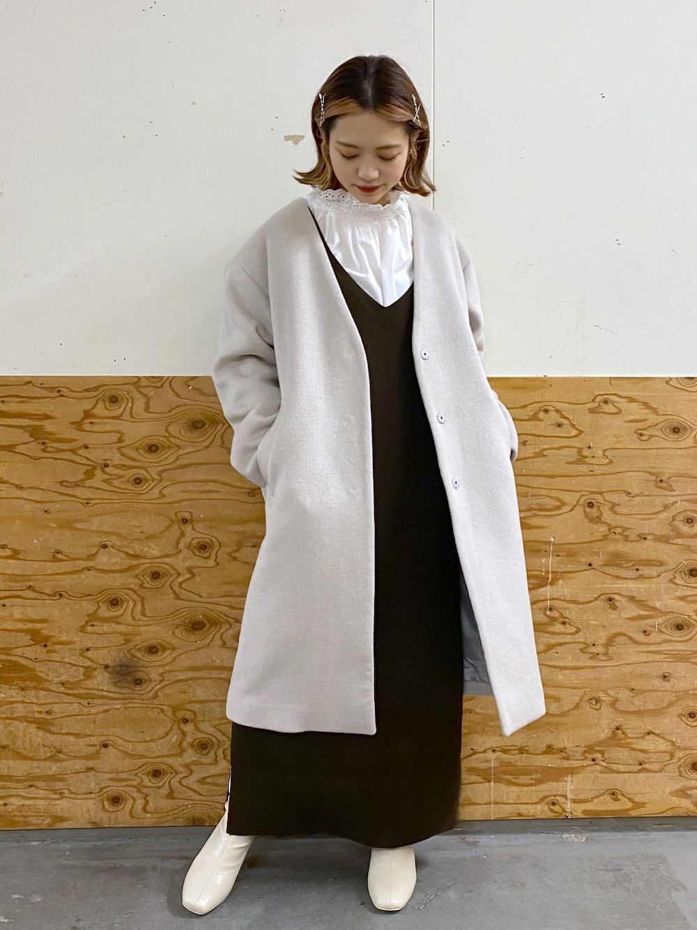 「LOWRYS FARM、アウター、ワンピース、冬コーデ、ブラウン、ノーカラーコート、コート、ブラウス、ブーツ、大人コーデ」｜「LOWRYS FARMのストレッチヒールブーツ　851418（ブーツ、ホワイト系）」を使った、naaasuさん（レディース・149cm）の冬コーディネートの1枚目の写真