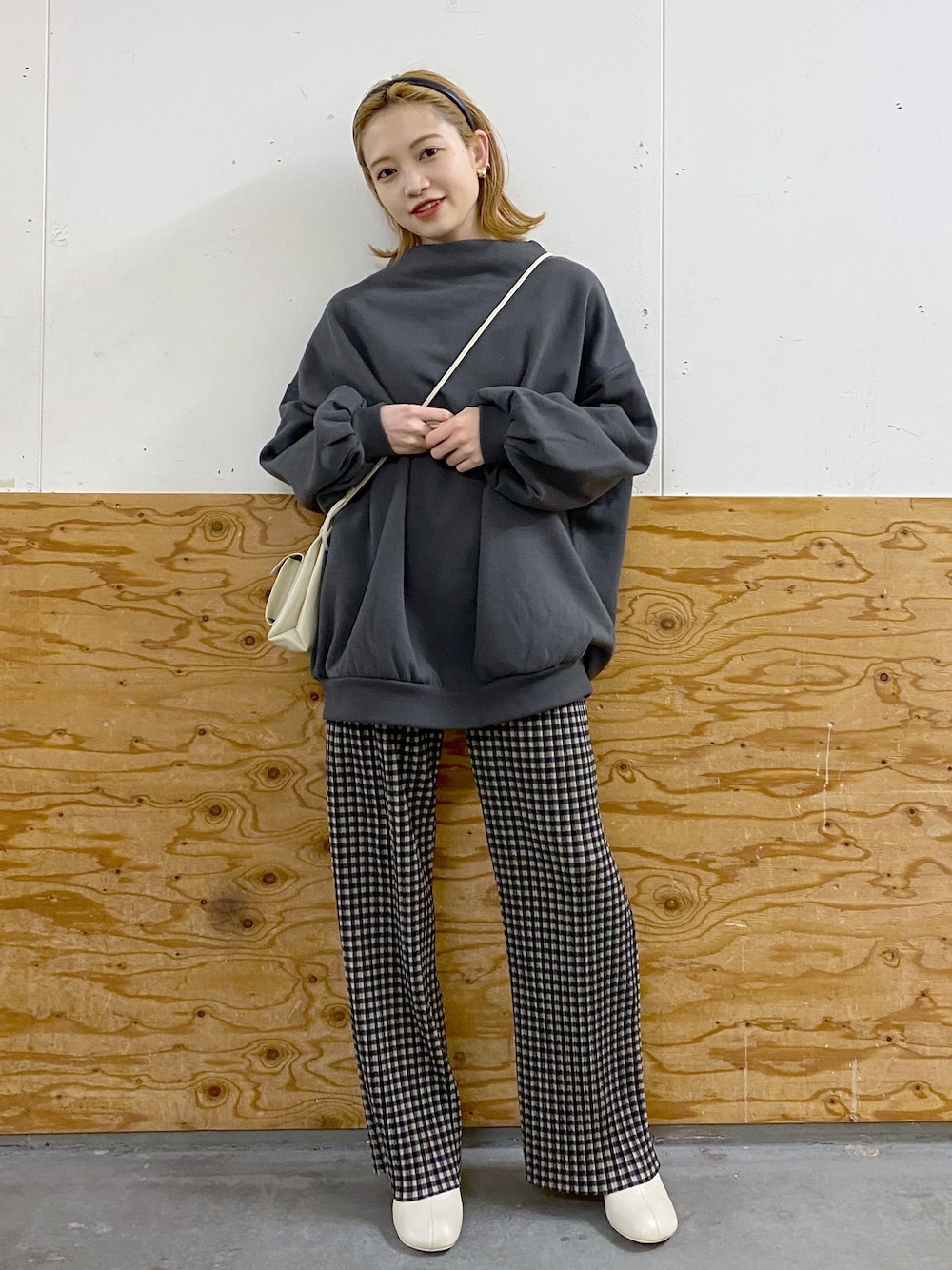 「LOWRYS FARM、休日コーデ、休日スタイル、プリーツパンツ、グレー、オールブラック、ワントーンコーデ、ワントーン、チェック、チェックパンツ」｜「LOWRYS FARMのミニポケットショルダー　927392（ショルダーバッグ、ホワイト系）」を使った、naaasuさん（レディース・149cm）の冬コーディネートの1枚目の写真
