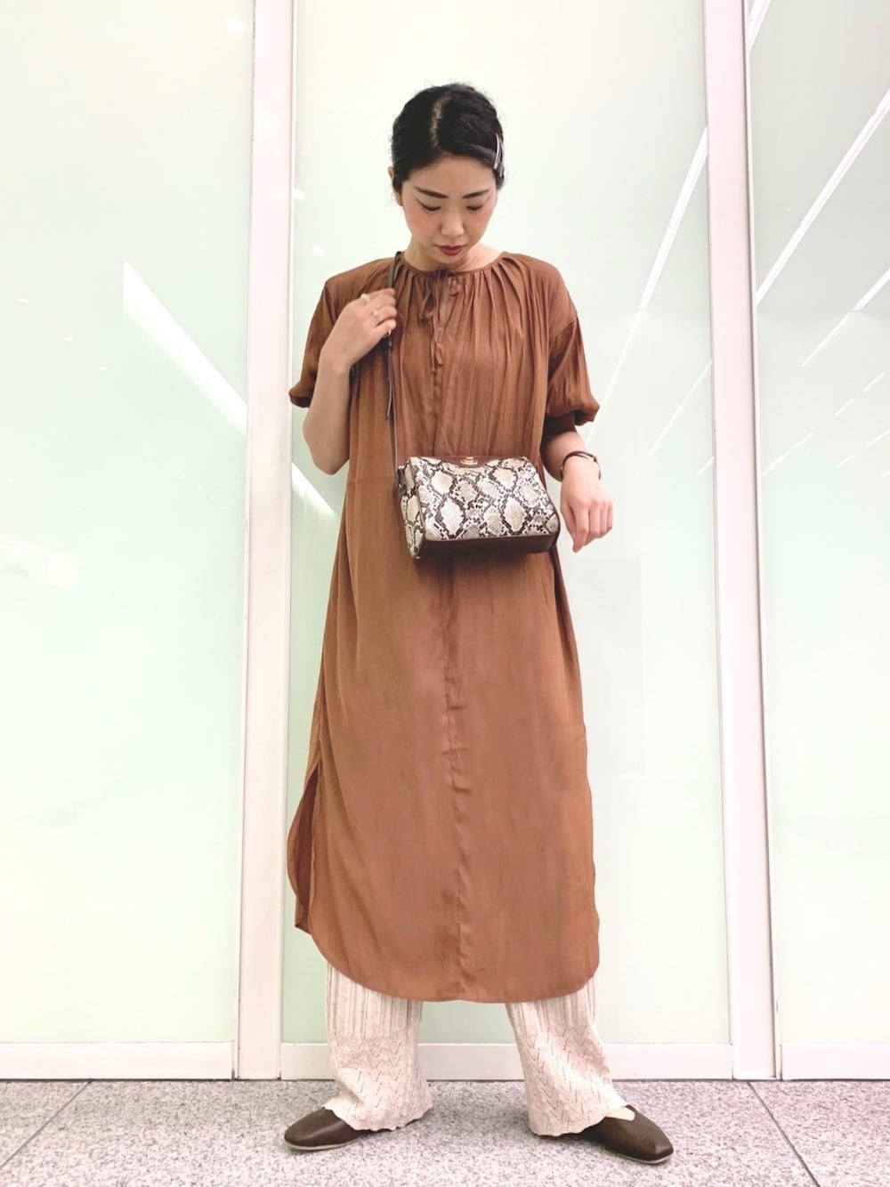 ブラウン系のワンピース、その他のショルダーバッグ、ベージュ系のその他パンツを着用したレディースの夏コーディネートの1枚目の写真