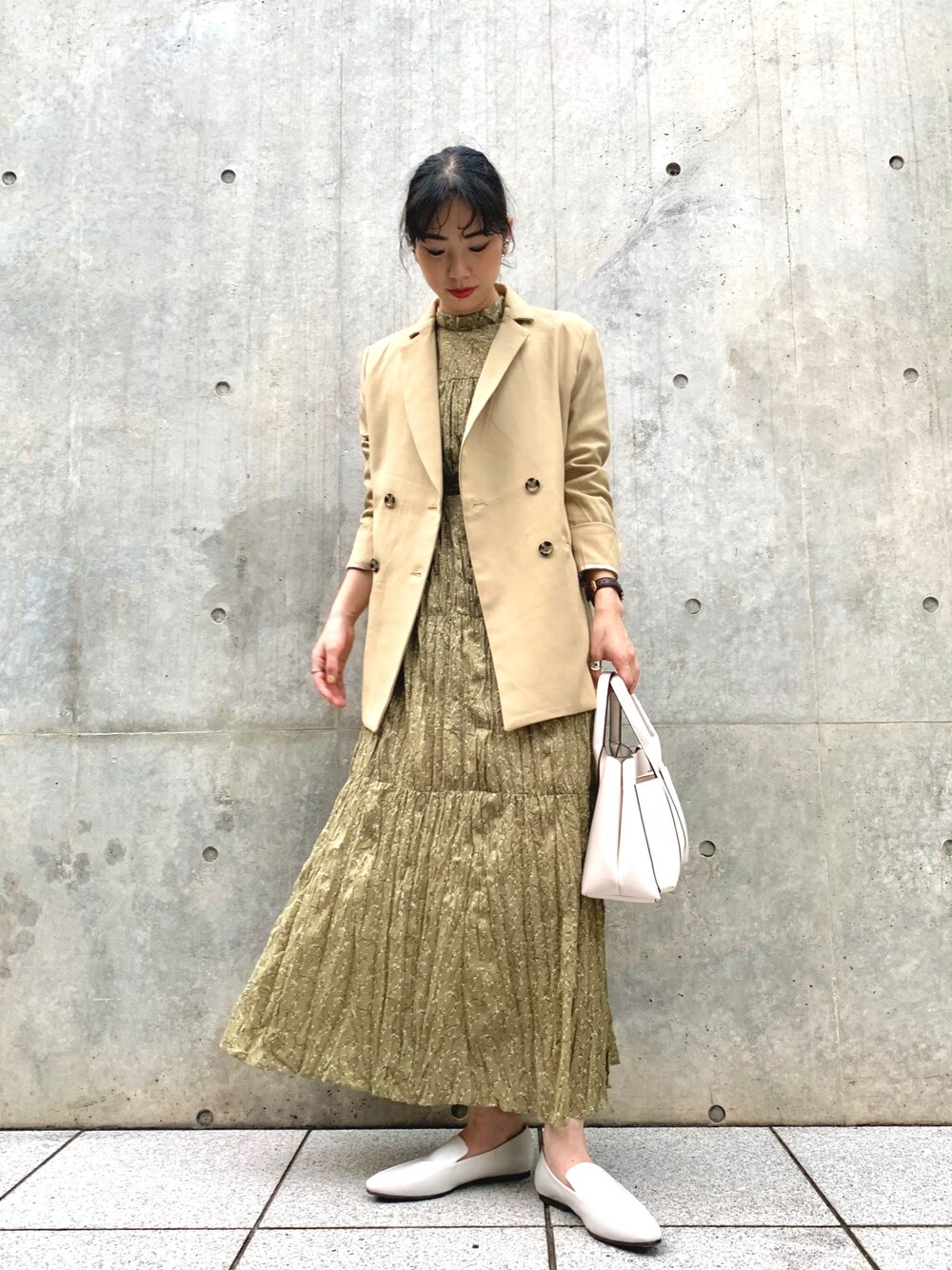 グリーン系のワンピース、イエロー系のテーラードジャケット、ホワイト系のトートバッグを着用したレディースの秋コーディネートの1枚目の写真