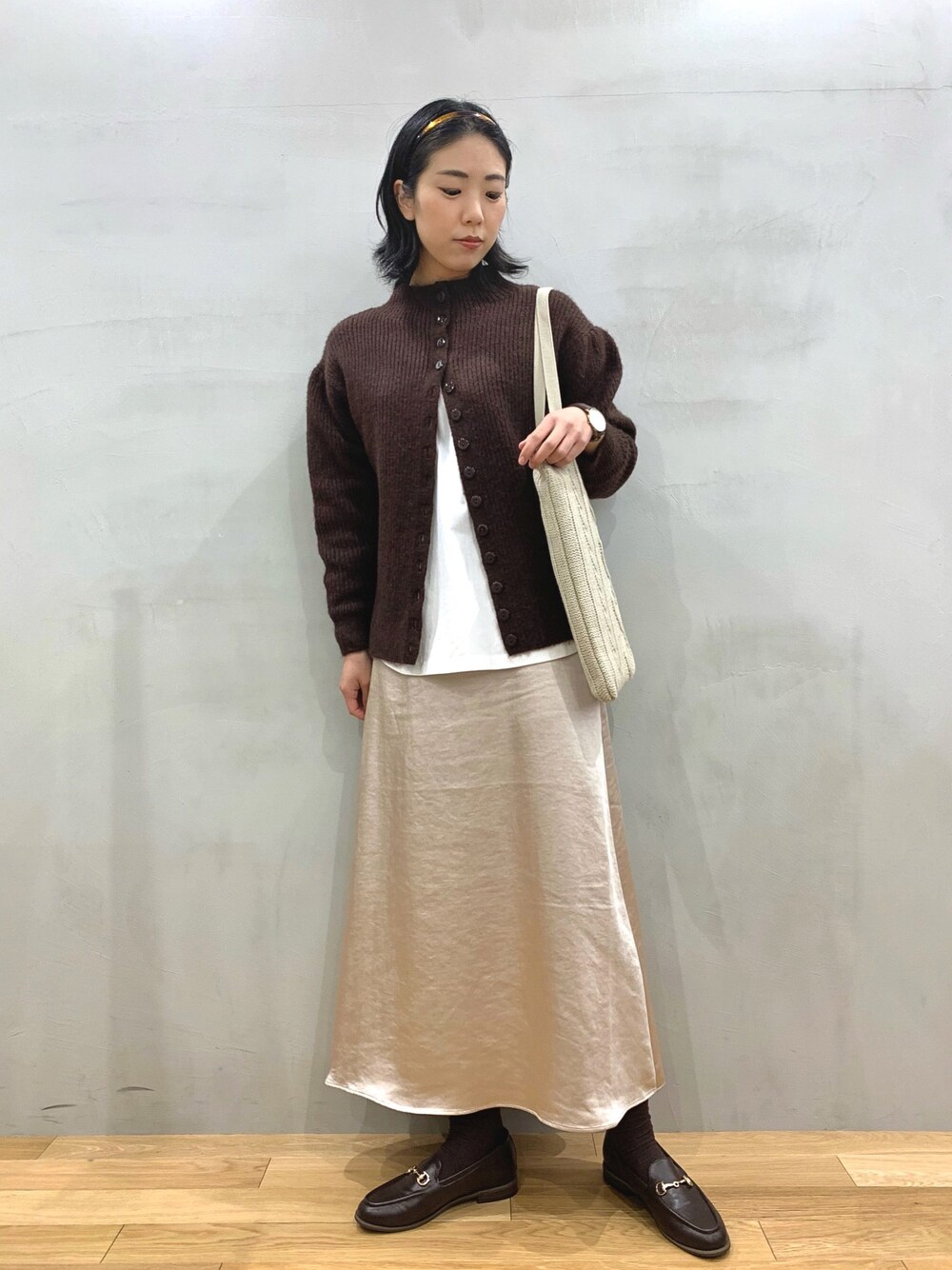 ブラウン系のニット/セーター、ホワイト系のTシャツ/カットソー、ブラウン系のその他シューズを着用したレディースの冬コーディネートの1枚目の写真