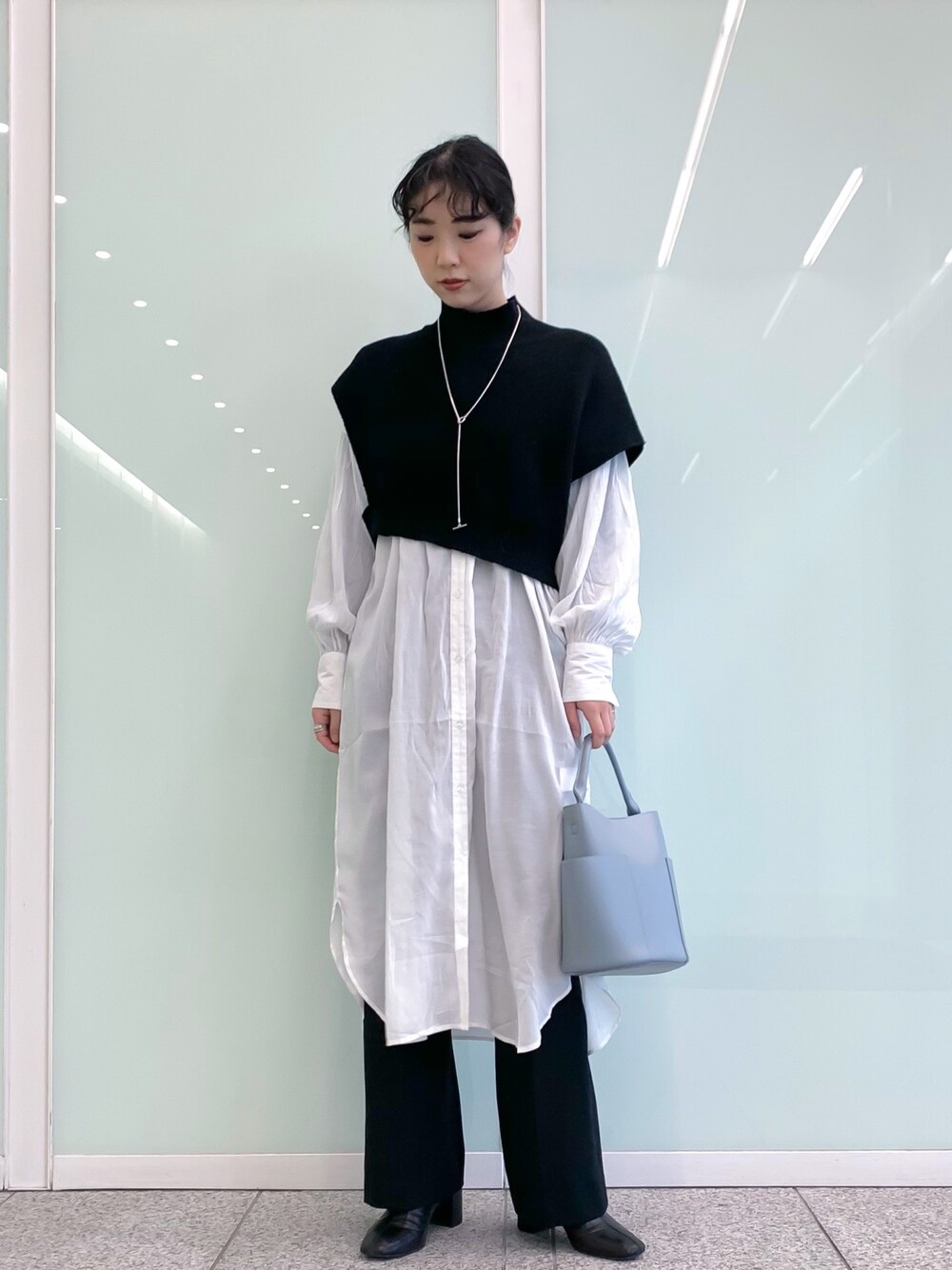 ホワイト系のワンピース、ブラック系のニット/セーター、ブラック系のその他パンツを着用したレディースの冬コーディネートの1枚目の写真