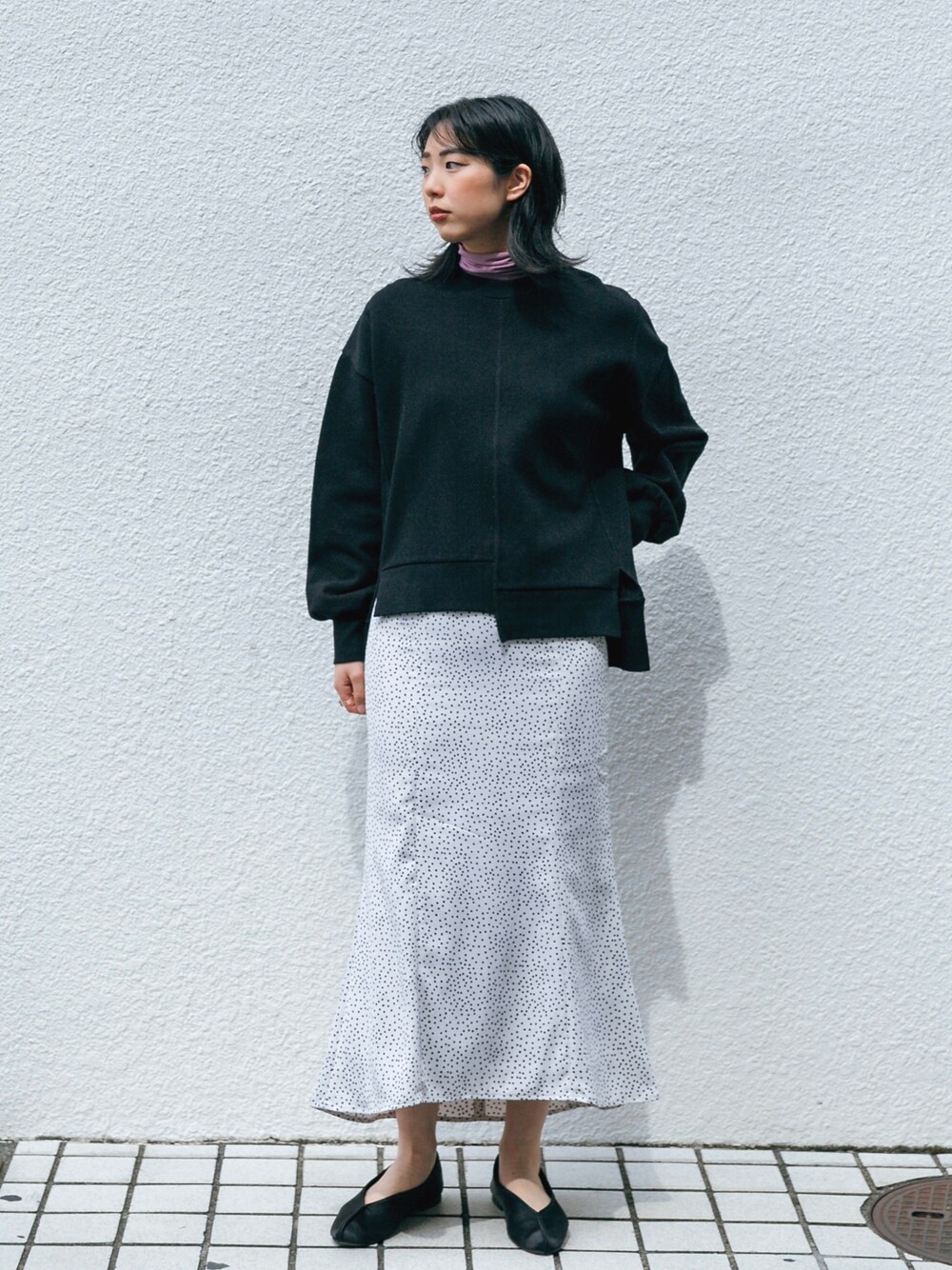 ブラック系のTシャツ/カットソー、ピンク系のTシャツ/カットソー、ブラック系のその他シューズを着用したレディースの春コーディネートの1枚目の写真