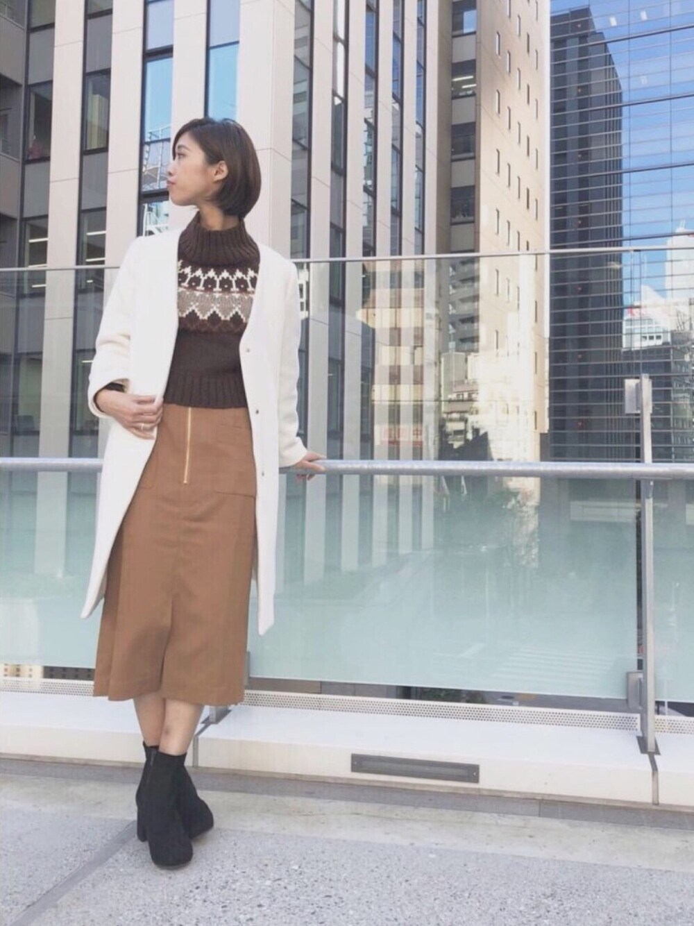 「andemiu、アンデミュウ、秋のコーデ、休日スタイル、ロングコート、ノーカラーコート、コート、ブラウン、ホワイト」｜「Andemiuのフーデッド３ＷＡＹコート799195（ステンカラーコート、ホワイト系）」を使った、Kahoさん（レディース・167cm）の秋コーディネートの1枚目の写真